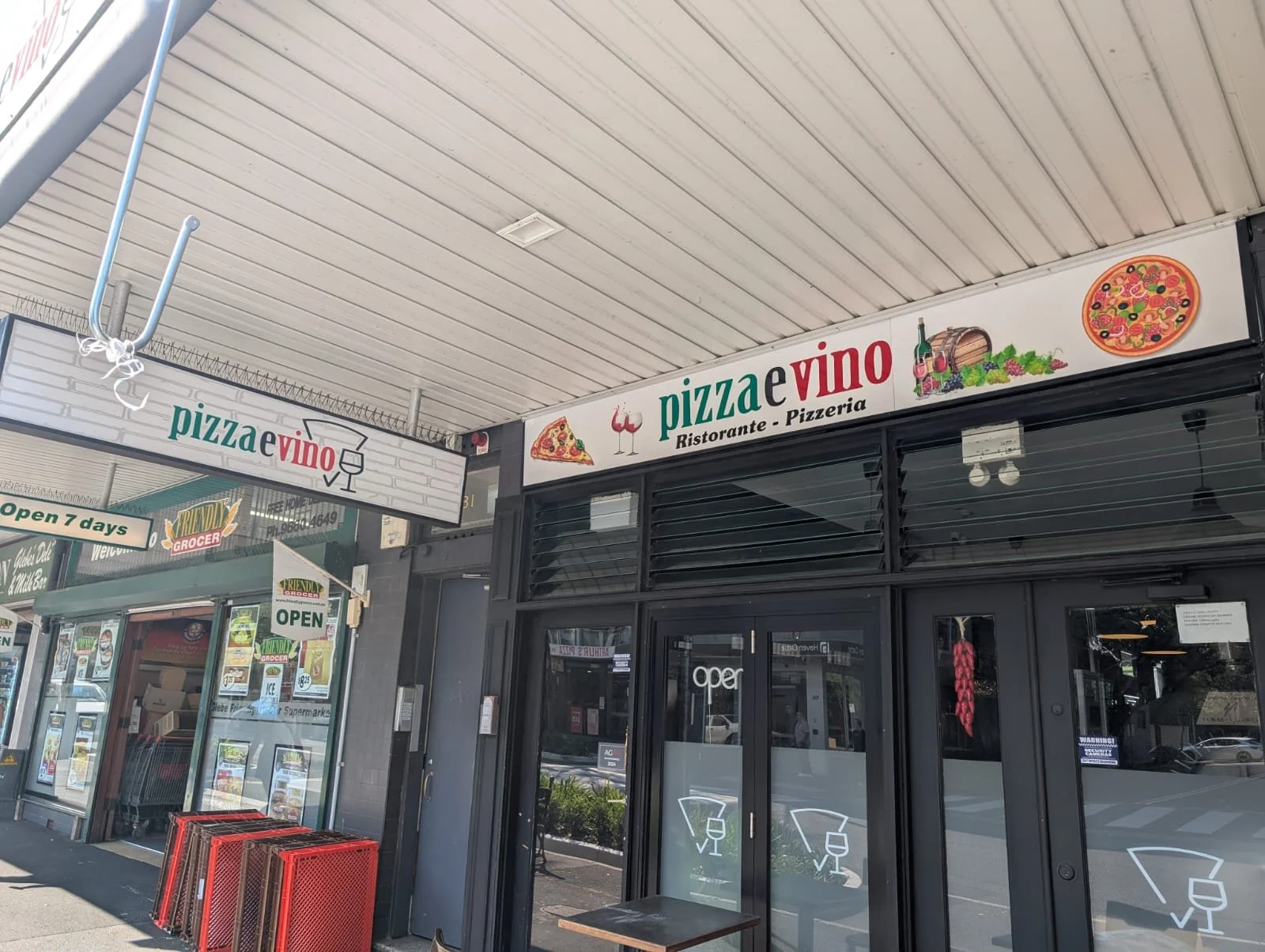 Pizza e Vino Awning signs.jpg