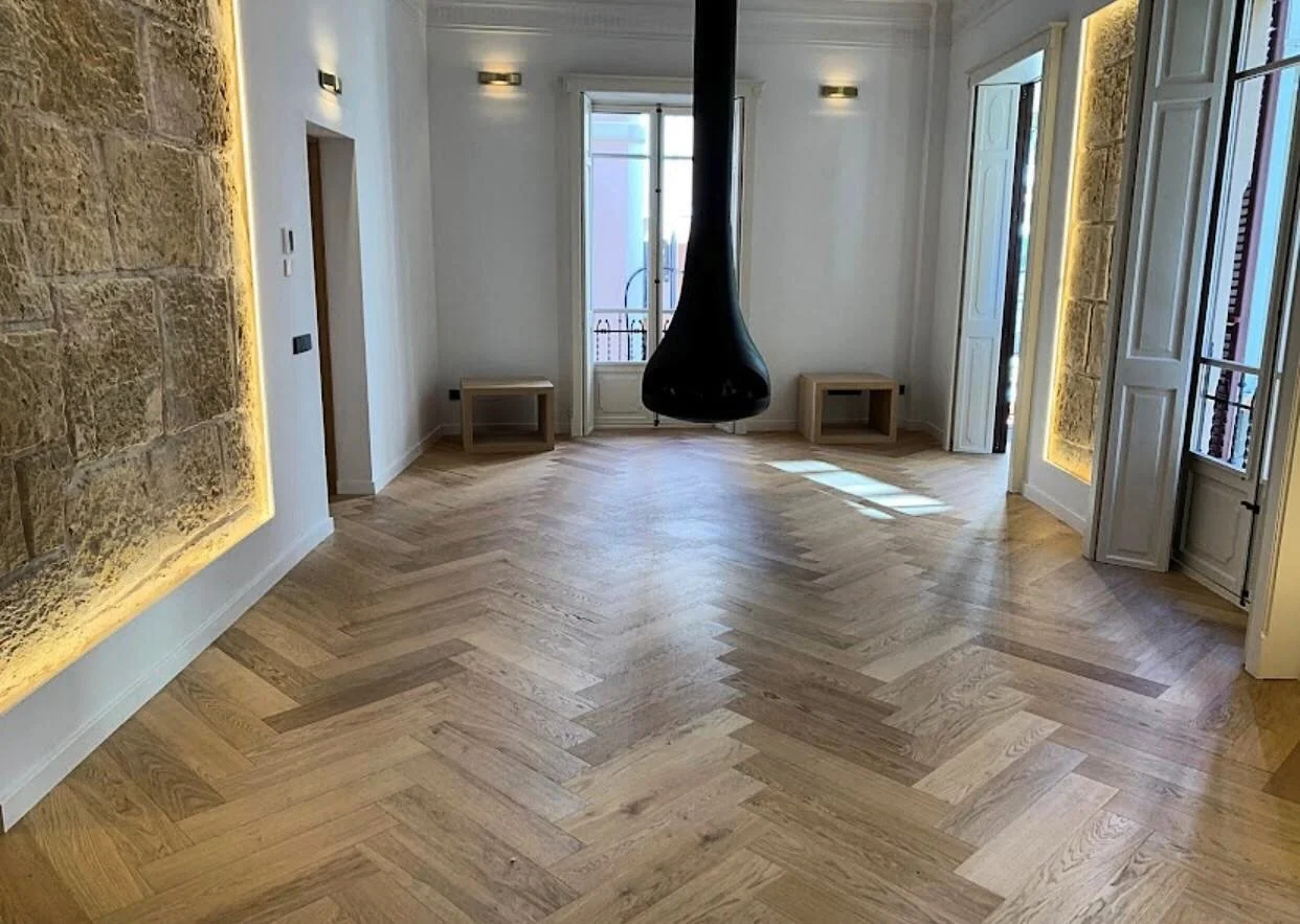 ✨ TRANSFORMACI&Oacute;N REAL ✨

En este proyecto, el equipo de @mundoparquetmallorca instal&oacute; parquet de roble natural en un piso de 90 m&sup2;, logrando un cambio total en luz y calidez.

💬 &ldquo;El parquet cambi&oacute; por completo la sens