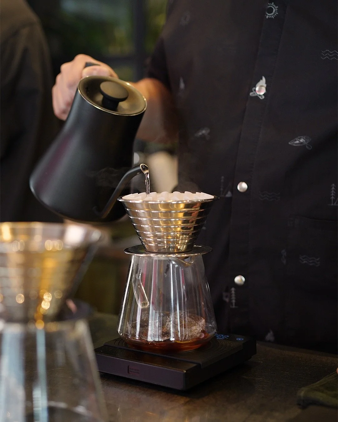 Our latest filter release, Chaiprakarn, from the highlands of Chiang Mai. A black honey processed coffee of Typica and Catuai varietals, it reveals notes of yellow plum, caramel, and walnut.
A cup that starts bright and finishes smooth. Now pouring