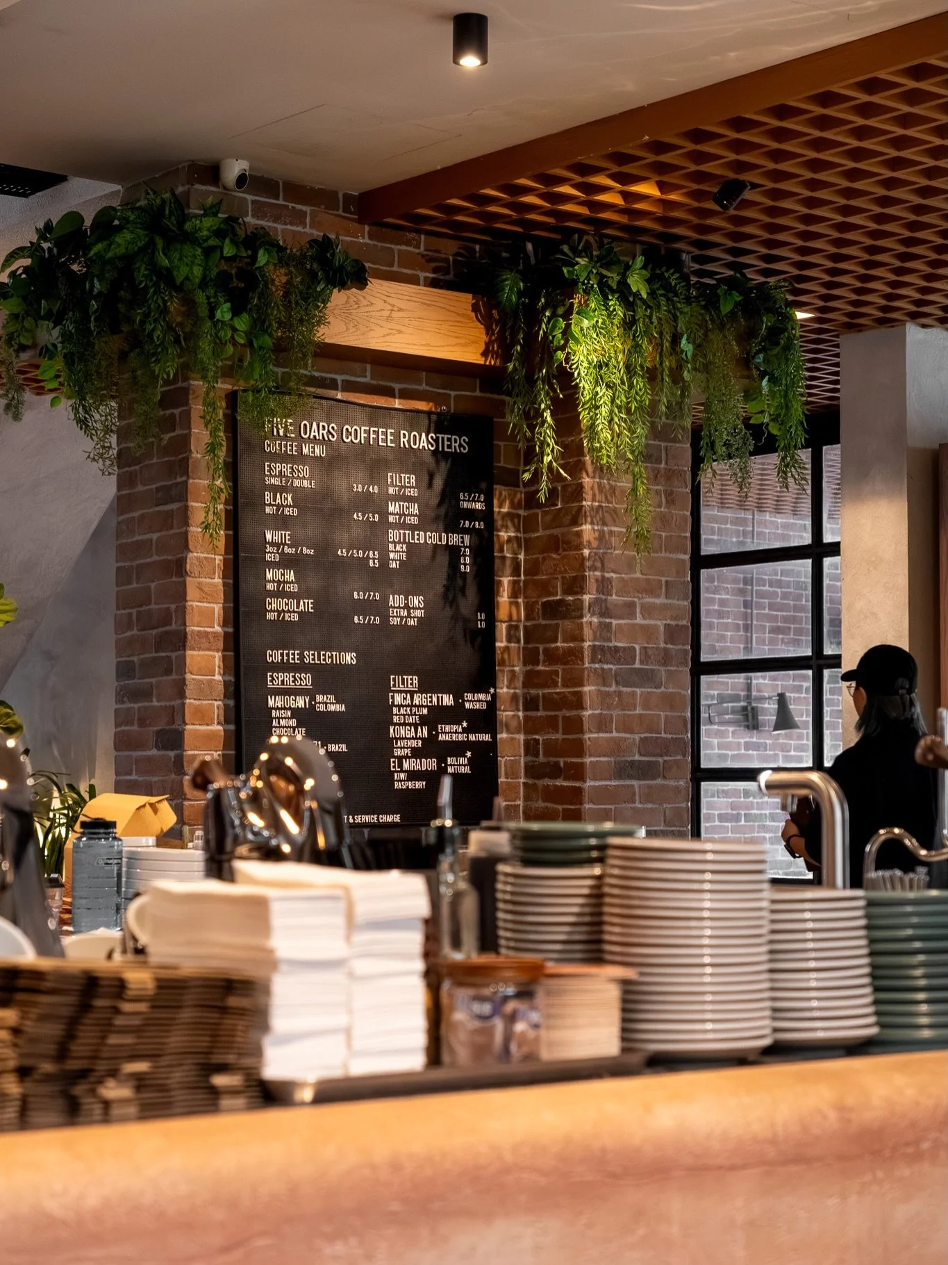 Natural light pours through the space, conversations settle into their own rhythm, and plates slowly gather around the table.

At our Upper East Coast outlet, the atmosphere is shaped by comforting food, good company, and a setting that feels easy to