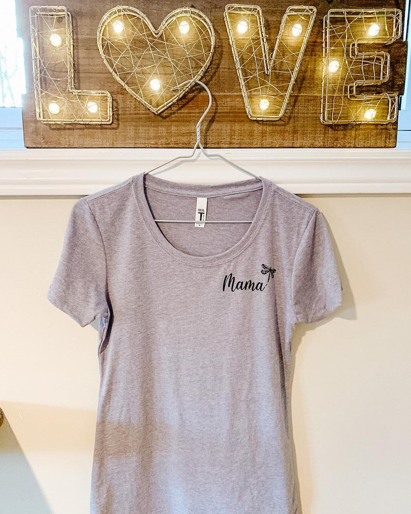 Do you love, or do you LOVE? These are the most comfortable shirts. Not to mention that cute Mombitious dragonfly ;) 

Practical! Good for everyday with leggings, and will look just as nice with a pair of jeans. 

Sizes available: M, L, XL, XXL (ladi