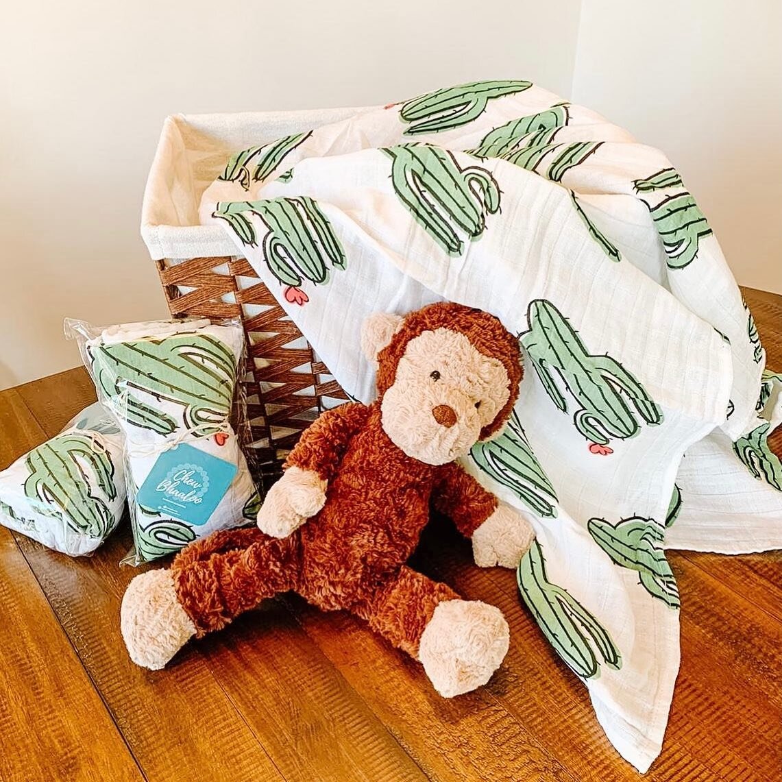 The cutest swaddle ever!! I fell in love with this material the moment I saw it 😍 

Mamas, swaddles are so useful, right? 

With a baby in the house, mine&rsquo;s always hanging over my shoulder. 

You&rsquo;ll find this large swaddle in your Baby-M