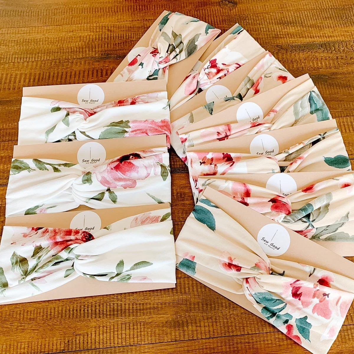These are just perfect! Mix of florals on white or light beige. 
You&rsquo;ll find one of these beautiful headbands in your Go-Mama-Go boxes! 
While quantities last. Pre-order your Go-Mama-Go box today! 

Thank you @sewgood_and_beyond 😍
#handmadewit