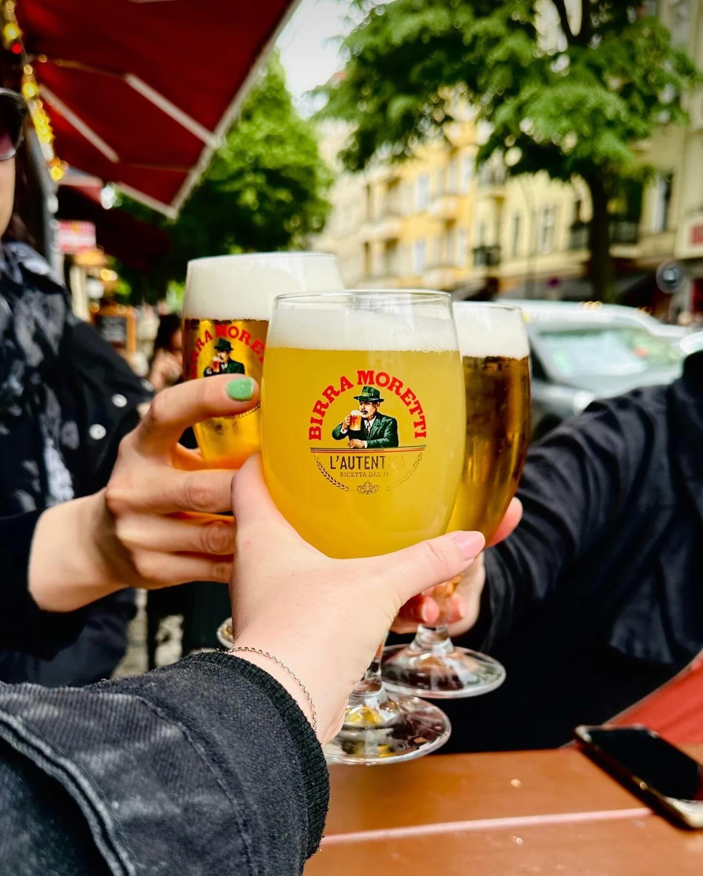 Hups - her&auml;sin Berliinist&auml;!

Ostin torstaina liput ja perjantaina jo kippisteltiin Berliiniss&auml; - koska el&auml;m&auml; on t&auml;ss&auml; ja nyt. 🍻

Ravintoloita, second handia, kulttuuria ja yst&auml;vi&auml; - danke sch&ouml;n. 🤩 
