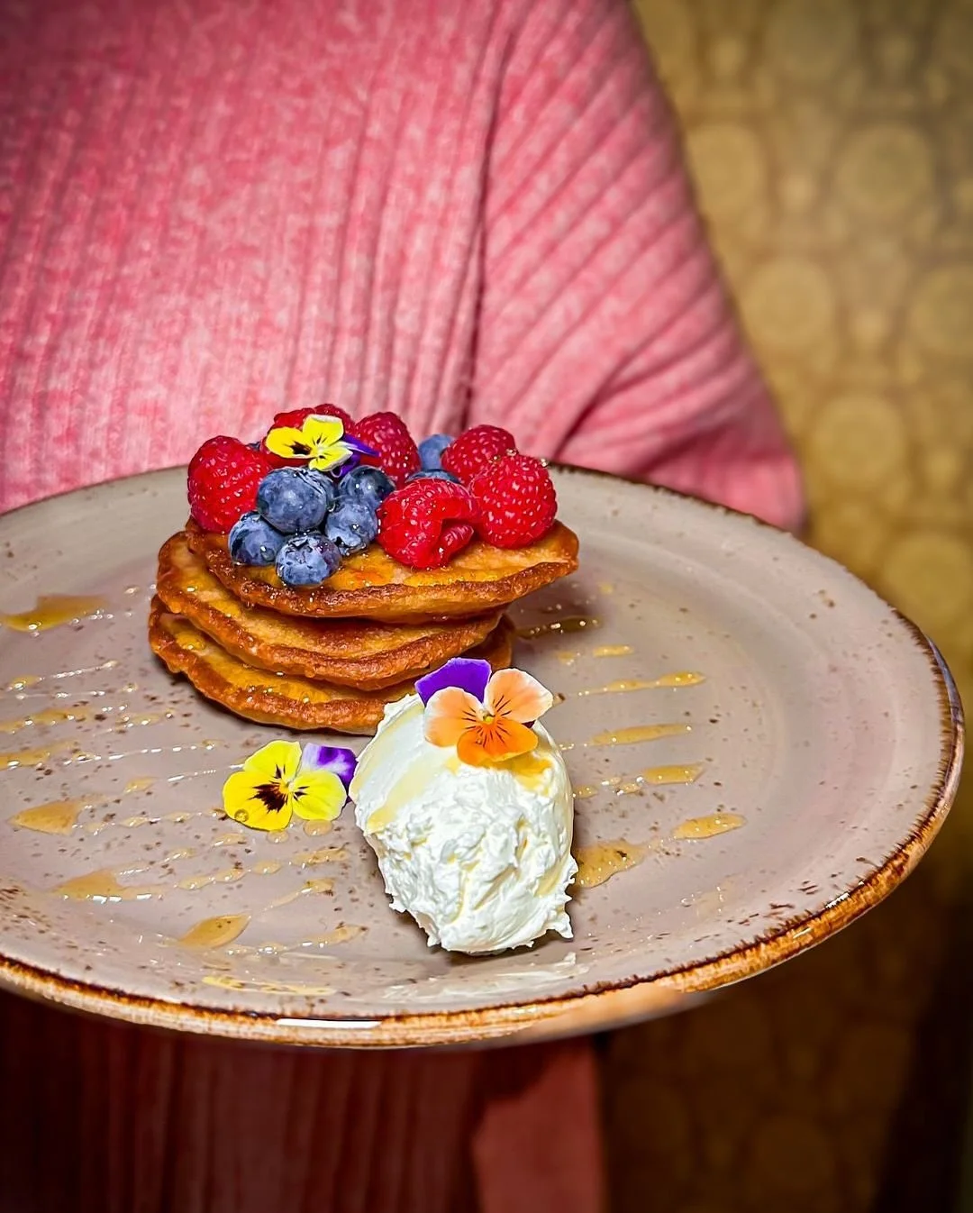 Makeita blinej&auml; j&auml;lkk&auml;riksi, YES PLEASE! 🥞😍

T&auml;n&auml; vuonna p&auml;&auml;sin taas kameran (ja j&auml;lkk&auml;rilautasen 🍓) taakse S&auml;velen bliniviikoille - voi minua poloista. 😉

T&auml;&auml; keikka on hyv&auml; esimer