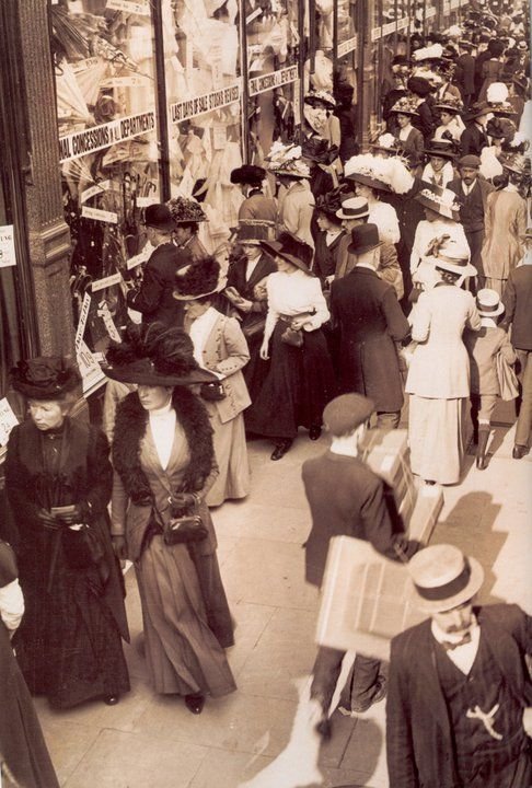 1900 circa, persone che si affollano davanti ad un department store