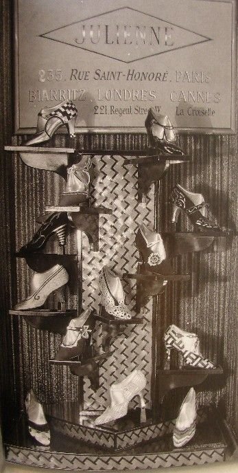 1920 circa, display di scarpe