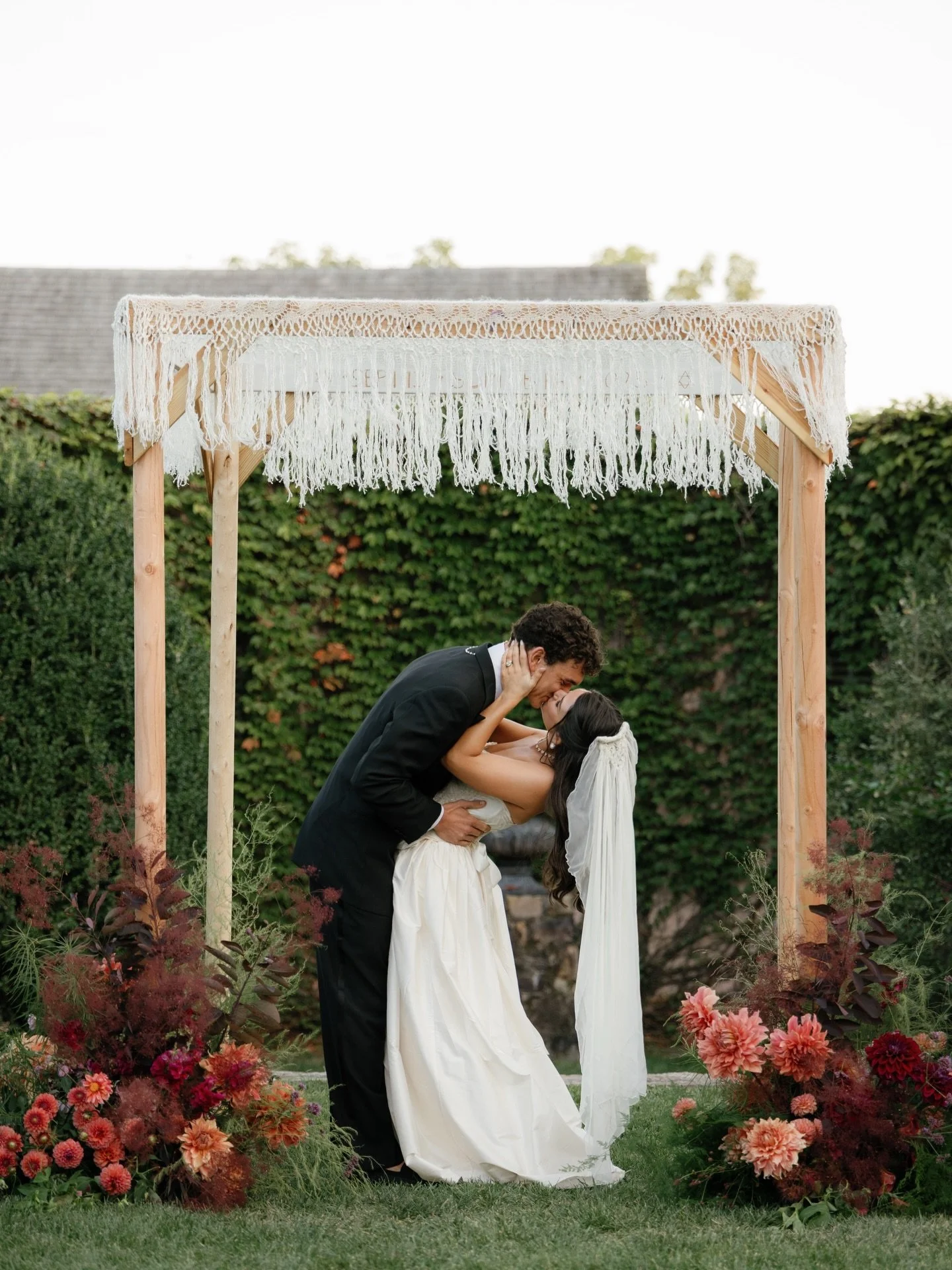 A sublime autumn day full of heritage and vintage designs at the height of dahlia season for Sophie and Max.

Captured beautifully by @aubreyelizabeth.photo with a stunning elegance in her visual storytelling, amid the perfect backdrop of @thehighlan