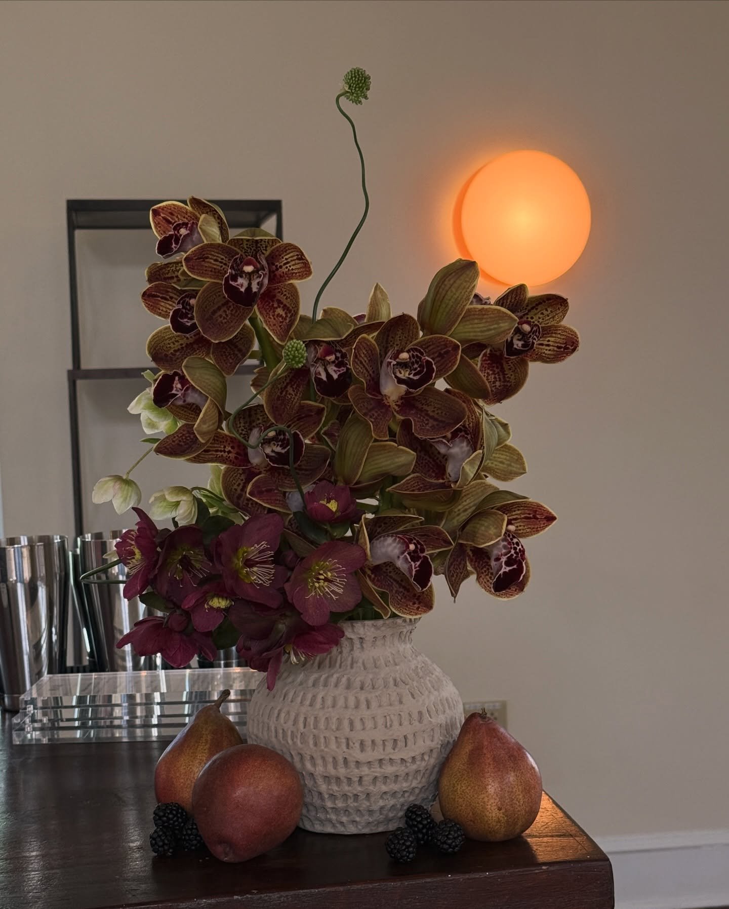 When you need just a lil&rsquo; something, something at the bar

For @pommeradnor 

Cymbidium &lsquo;Los Angeles&rsquo;, hellebores and snake allium 

#modernwedding #modernbride #philadelphiaweddings #philadelphiabride #mossandfernfloral