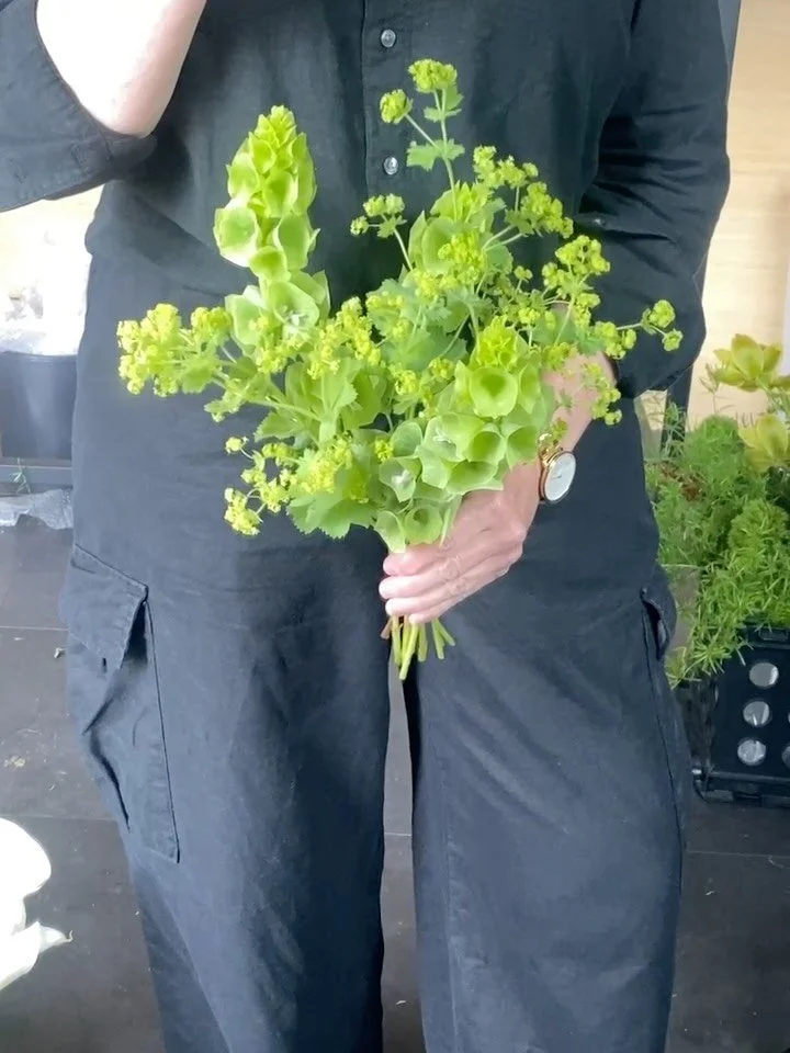 BTS wedding day setup 💚

First up. Say good morning to the lovely bouquets and give them a last minute pep talk. 🫶🏻

Onsite. Schlep ALL the things 😮&zwj;💨

Say hi and send love to all my amazing crew 🫶🏻

Work, work, work. Silently cheer you on