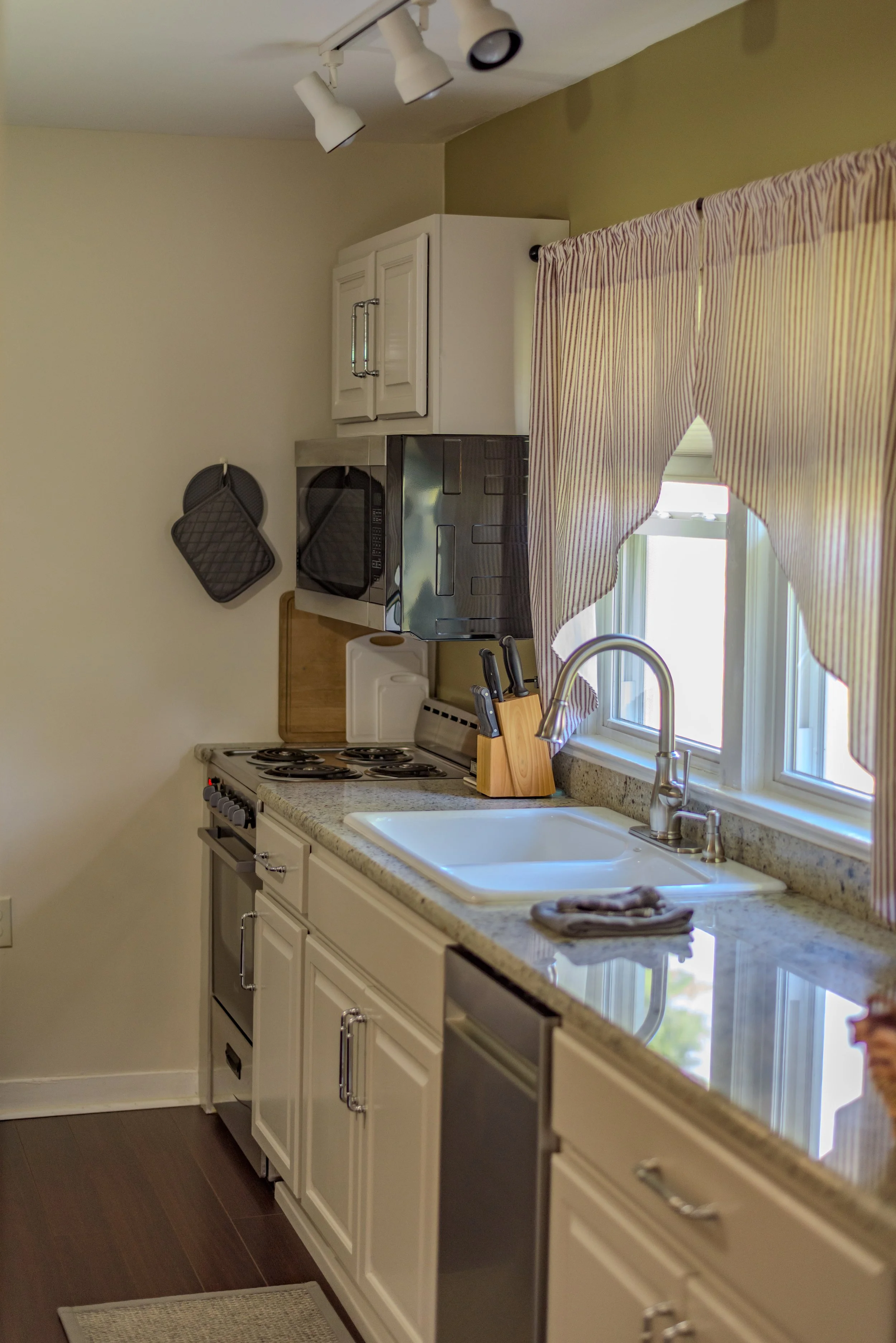 Interior of the private cottage used for EMDR Intensives with Cornelia Scott.