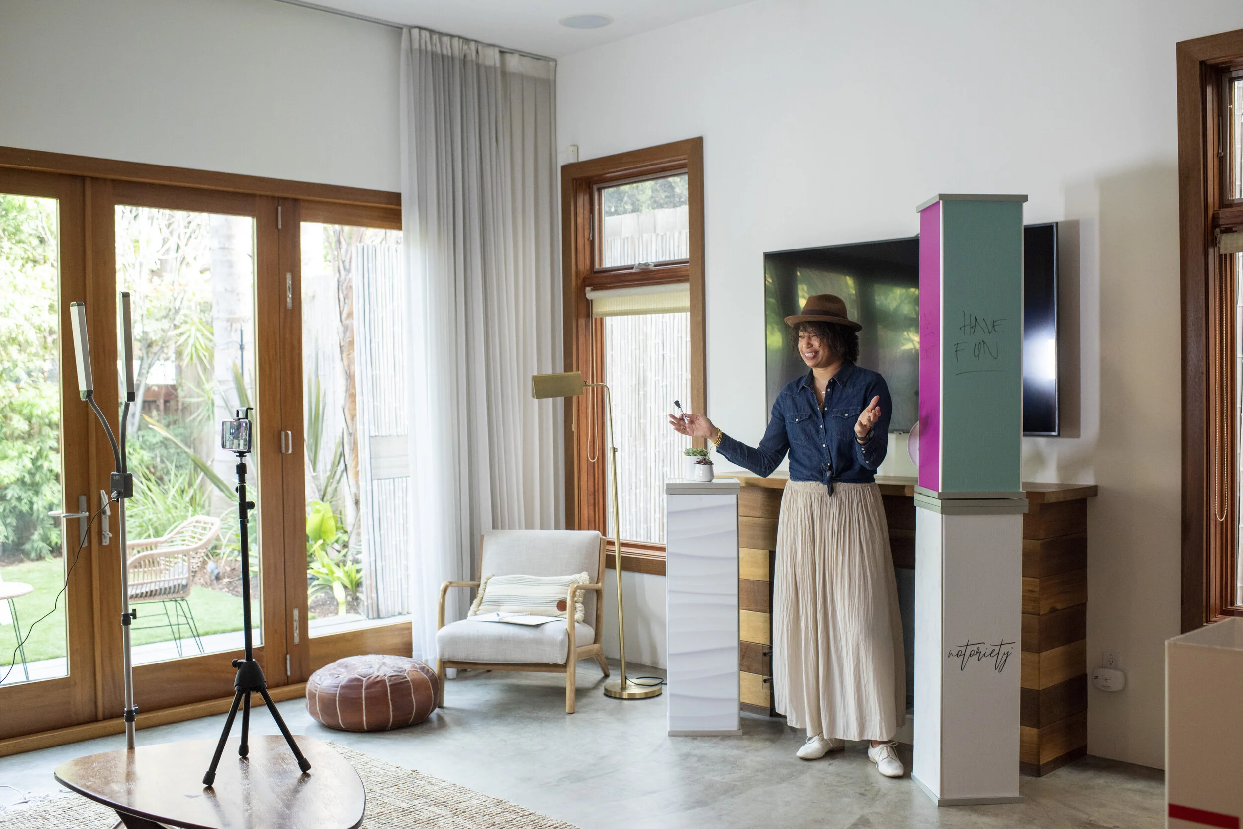 Influncer Hosting A Live Event Using her Müd Modular displays 