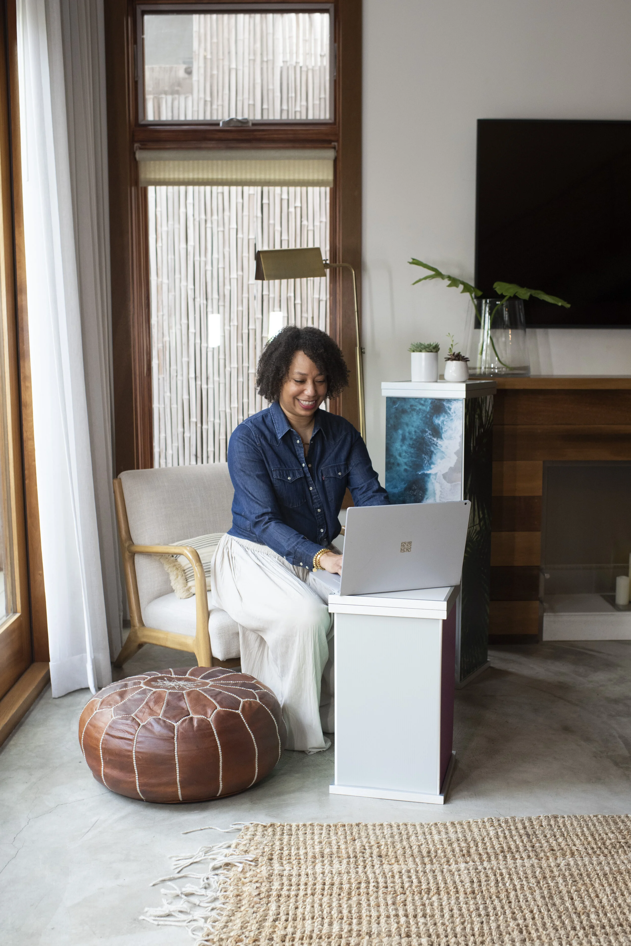 Influncer/ Coach doing one on one zoom meetings with her Müd Modular displays