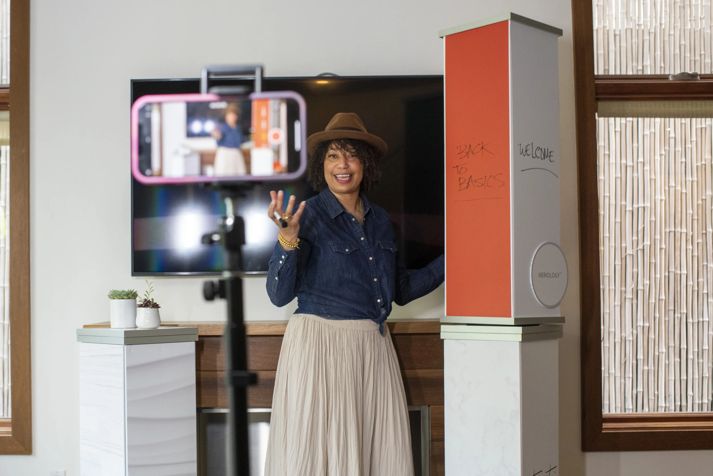 Influencer Hosting A  Live Training Using Müd Modular