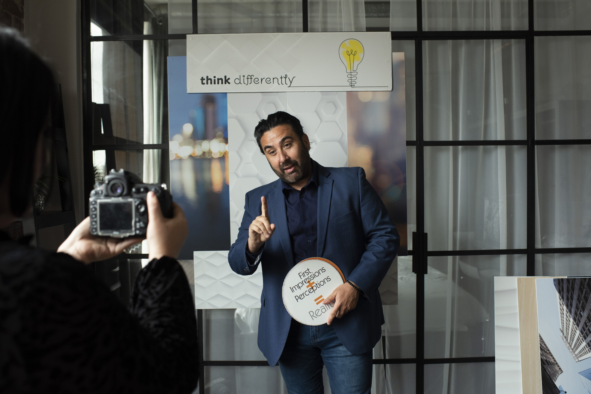 Sales professional using Müd Modular Stand Out Anywhere package for his presnetation