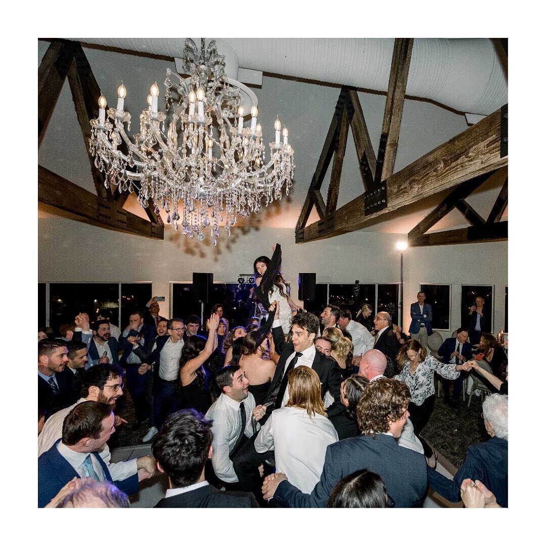 When your epic introduction resembles a 15th century Renaissance painting 🖼

Julia &amp; Alec&rsquo;s wedding was truly one for the ages. 

Awesome Photography: @jenjinkensphotography @amandakarisphotography 
Coordination and good vibes:
@btseventma