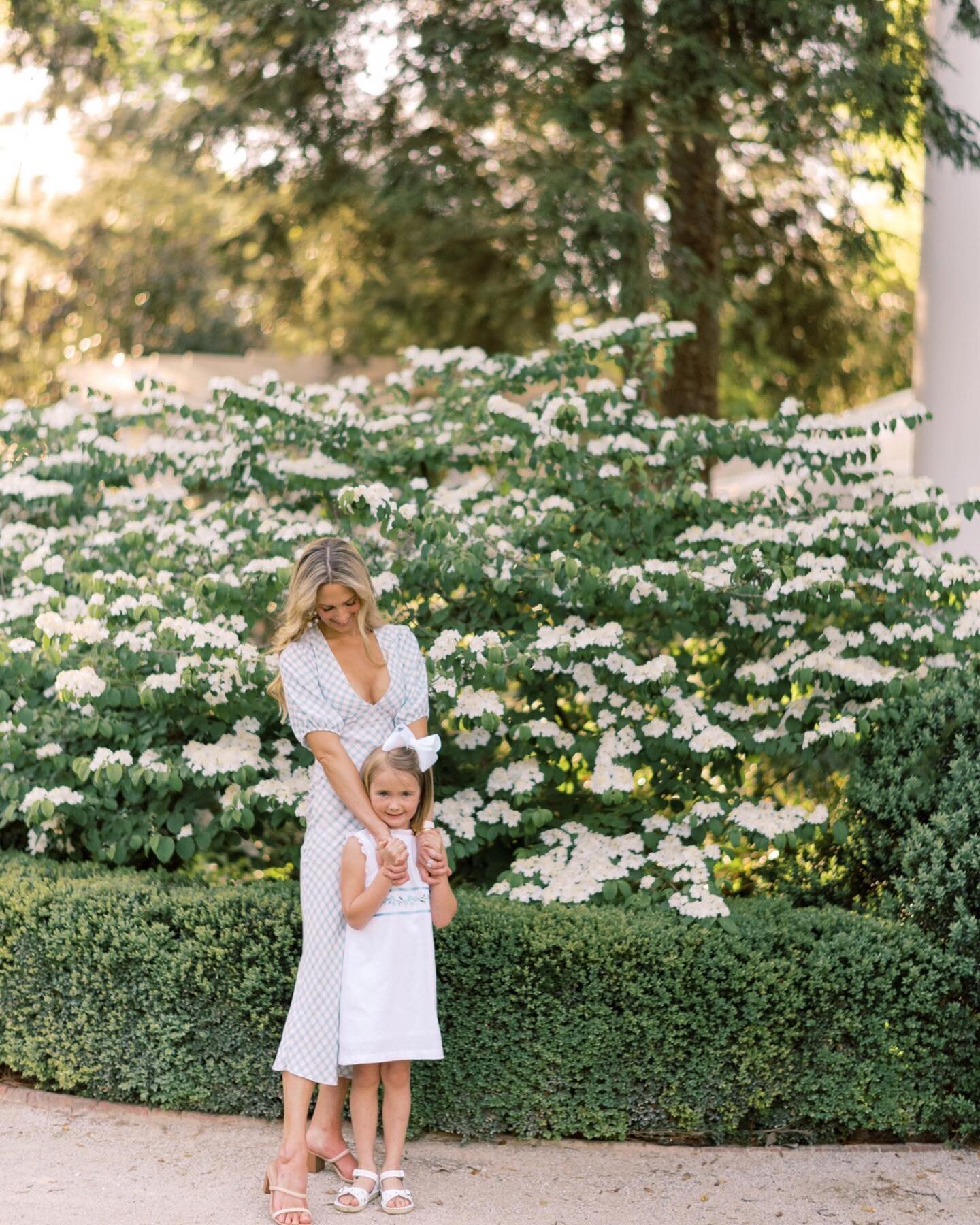 Not ready to say goodbye to spring quite yet, lucky for me I&rsquo;ve got another round of motherhood sessions in Charleston next weekend and I have a feeling the blooms will be ready for the occasion 🌸🌸🌸🌸