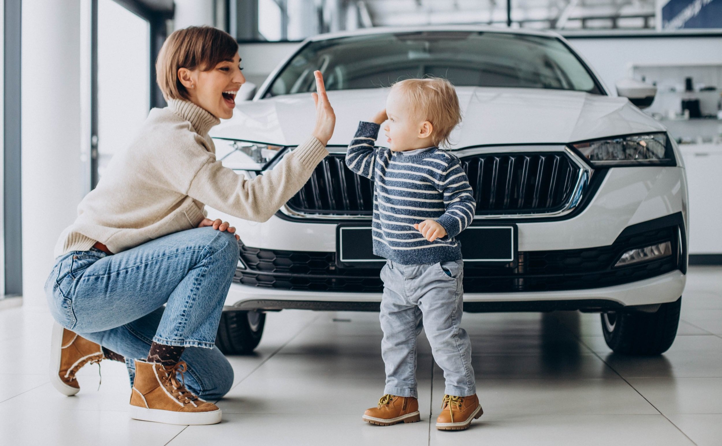 Госпрограмма на покупку автомобиля семейный автомобиль. Машина для детей. Семейный автомобиль. Материнский капитал на авто. Маткапитал на покупку автомобиля.