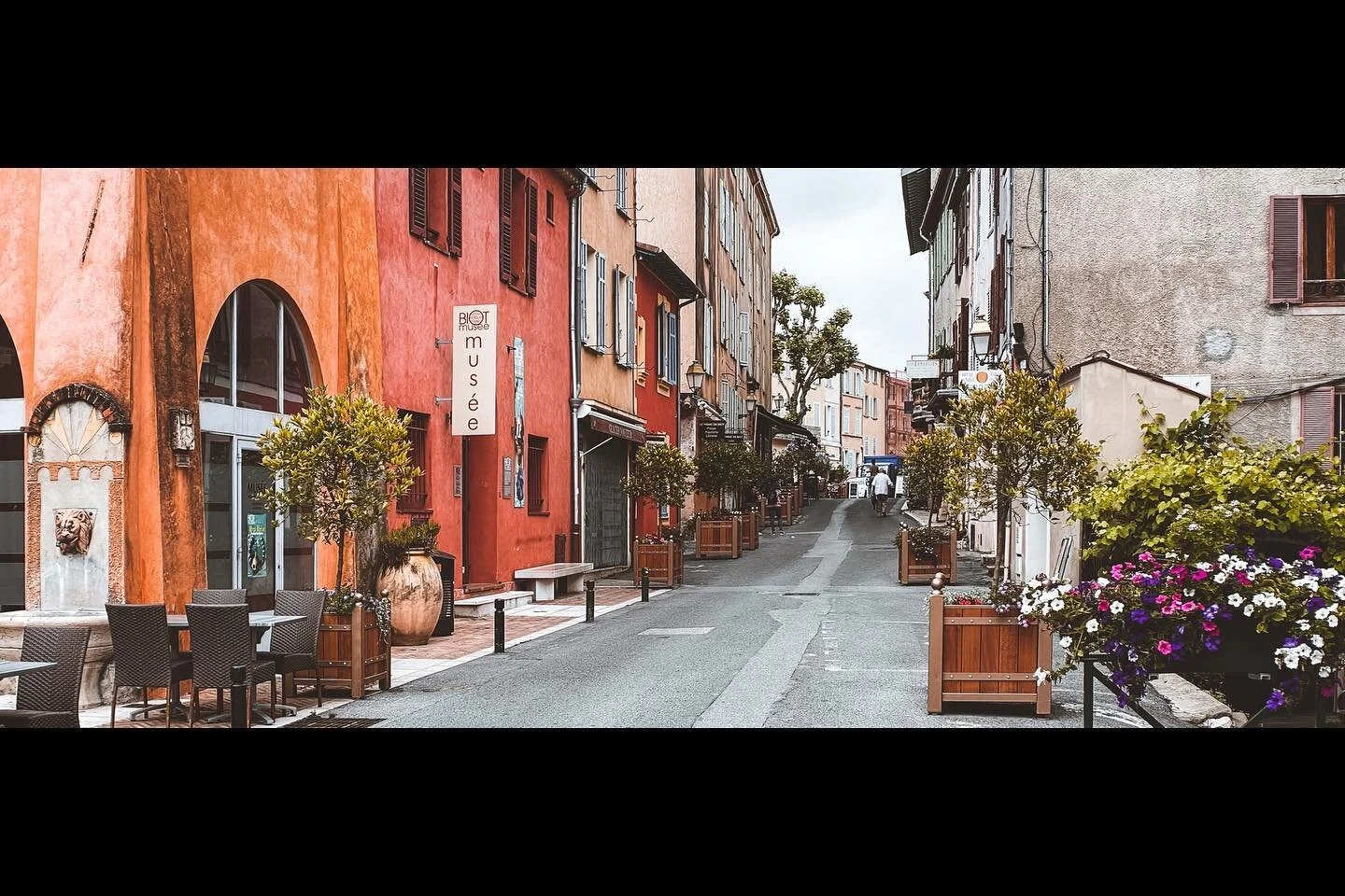 Flowervision 
&bull; 
Shot on iPhone 12 Pro with @moment #momentanamorphic 
&bull; 
&bull; 
#wonderfulplaces #blueskydays #summertimevibes #cotedazur #wanderluster #exploretocreate #explorefrance #choosesunshine #beautifulplaces #shadowhunter #e