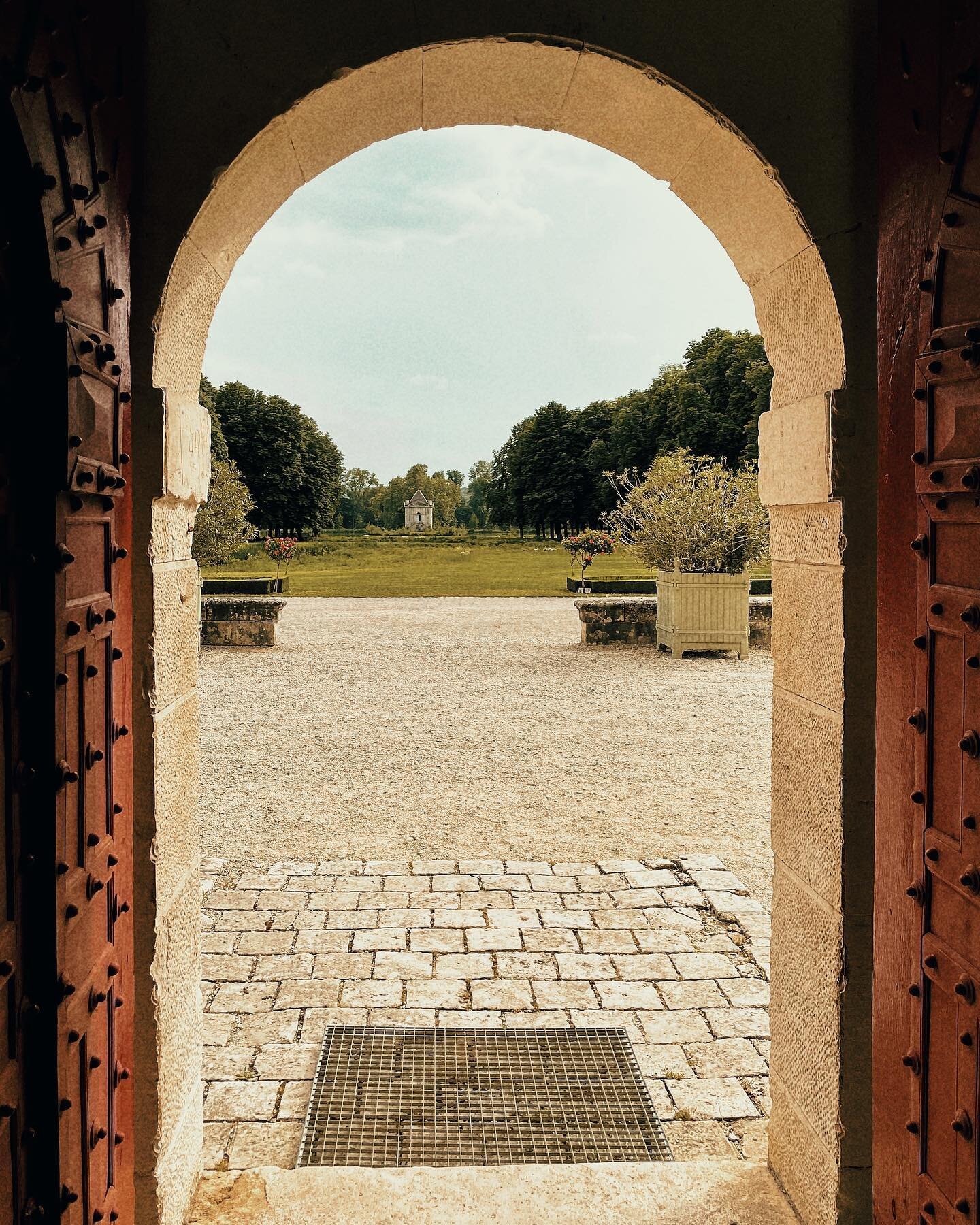 Through the Looking Arch
&bull;	
&bull; 
&bull; 
#visitburgundy #unlimitedplanet #agameoftones #beviusuallyinspired #frenchvisuals #shotsdelight #wanderluster #somewheremagazine #visualambassadors #unknownperspectives #mightydreamers #visualsofea