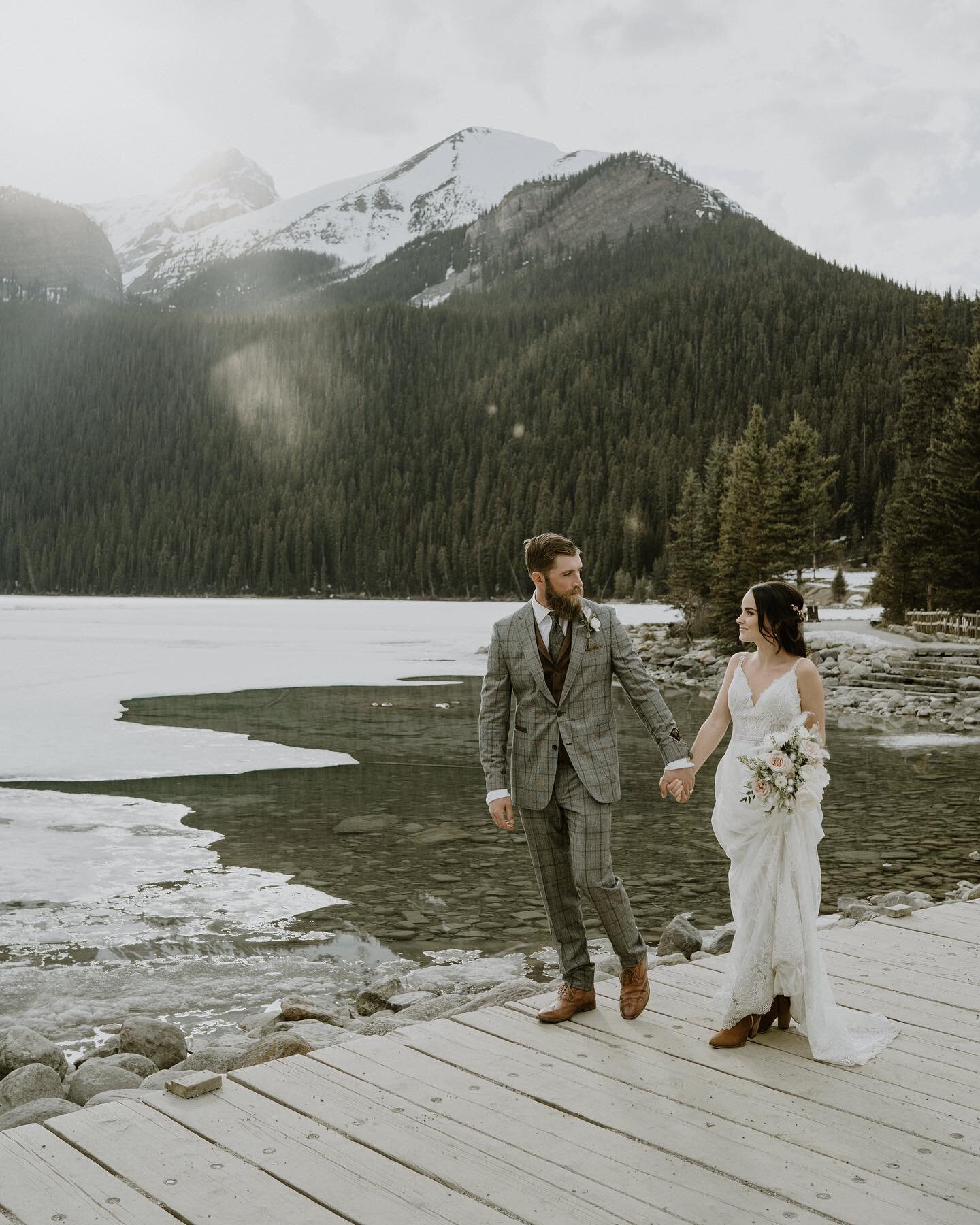 REASONS TO ELOPE:

1. JUST FOR THE TWO OF YOU
You get to take away the stress, pressure, anxiety, and obligation that comes with having a traditional wedding. No need to worry about Covid restrictions!

2. AUTHENTIC TO YOU
Eloping means your wedding 