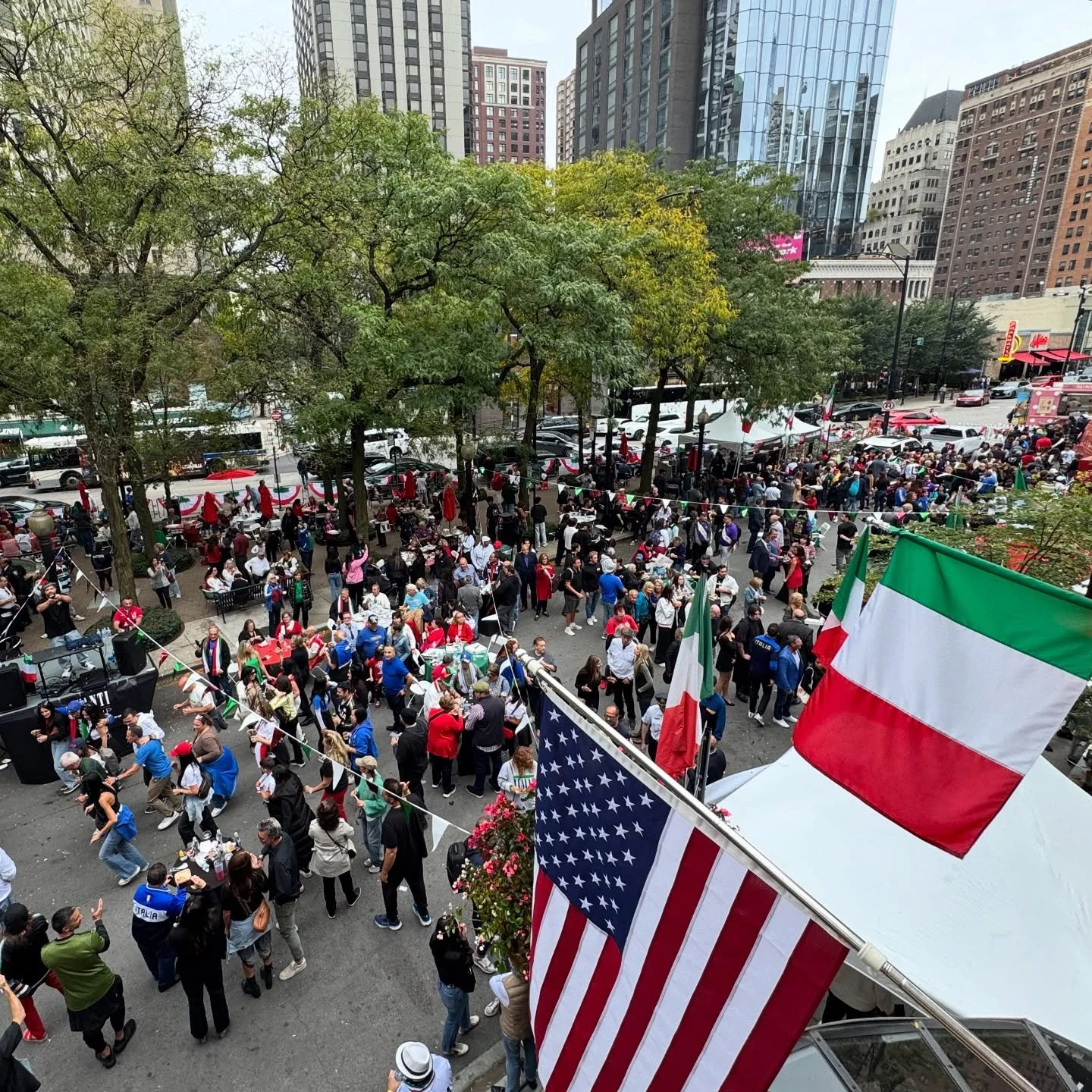 A celebration of Italian heritage, food, and community 🇮🇹🎉
We were honored to be part of this year&rsquo;s Columbus Day Parade After Party outside @thebellevuechicago &mdash; especially with our friend Fred Barbara serving as this year&rsquo;s Cha