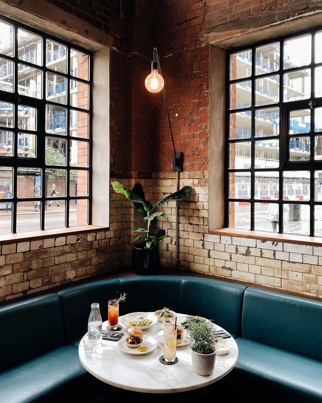 👆 #foodbloggers favourite: table 6⚡️⁠
⁠
Repost 📸 @eastlondonmornings 🙏⁠
_____
Lunch in the iconic @lightbarlondon. Located on Shoreditch High Street, the site has been a symbol of London&rsquo;s East End since it was built in 1893 to generate elec