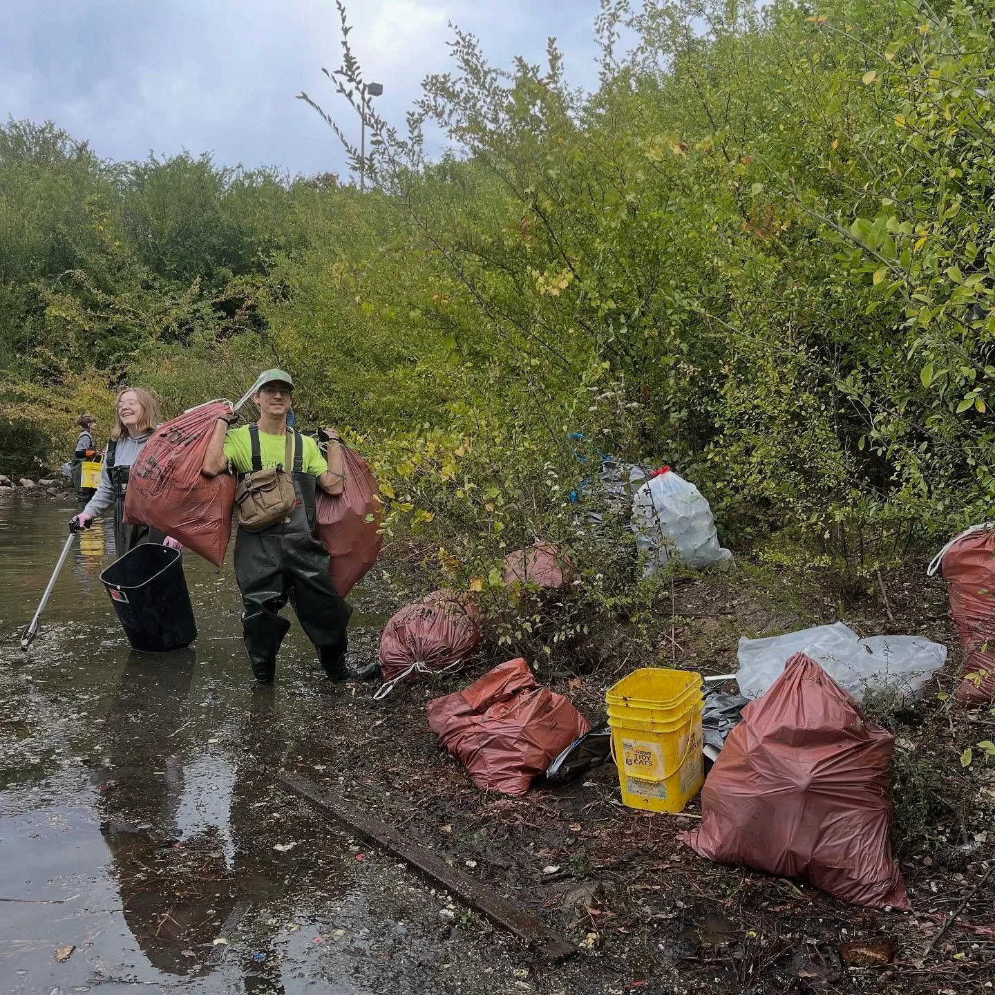 🤢 𝐍𝐚𝐬𝐭𝐲! 𝐍𝐚𝐬𝐭𝐲!
That’s how Madison described the state of the retention pond at Capital Crossing Shopping Plaza. But dedicated volunteers weren’t afraid to get waist-deep in the muck, spending the last two Sundays removing 𝟖?
