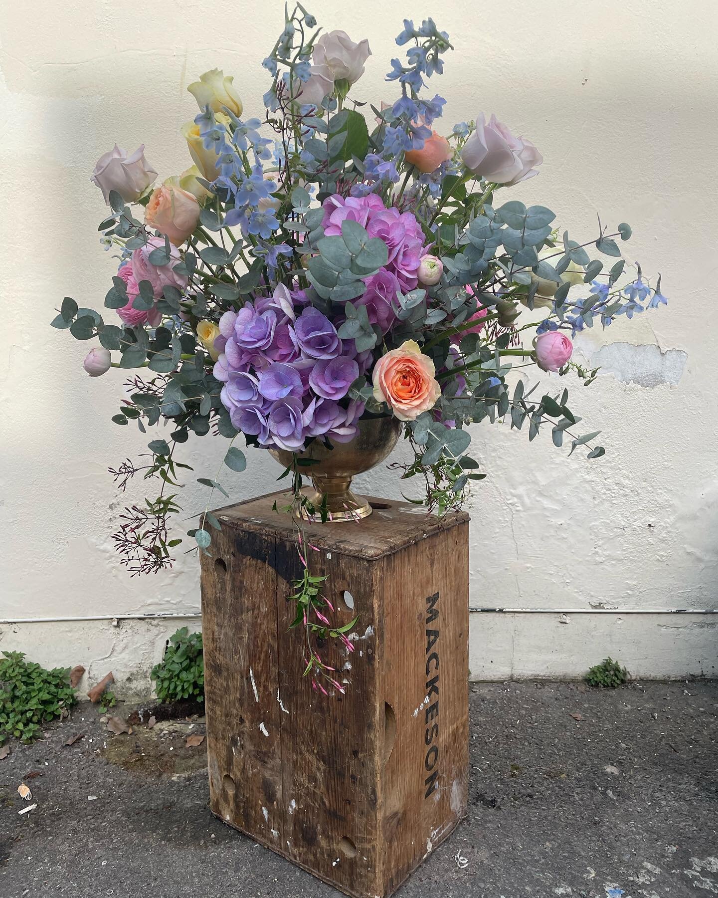 Another beaut for Cheltenham Jazz Festival! @cheltfestivals 

This is a great example of one of our wedding meadow bowl arrangements which look great down the aisle 🤍 get in touch to find out more if you&rsquo;re looking for a florist to flower your