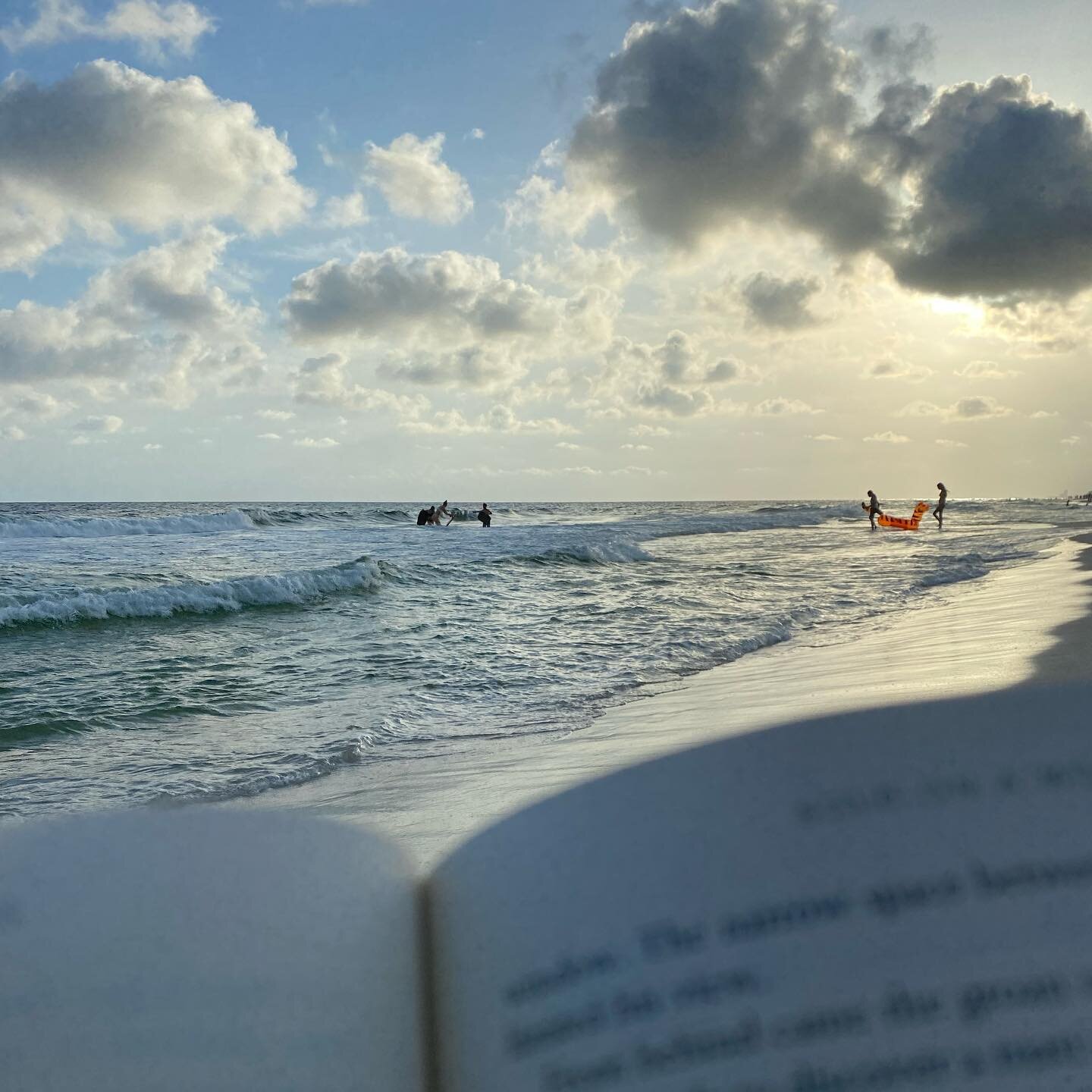Doesn&rsquo;t get much better than this.
#beachread #rosemarybeach #30A #bookstagram #bookstagrammer #vacationallieverwanted #soldonamonday #notabeachreadbutireaditonthebeach #sarahtakesabreather @kristina.mcmorris