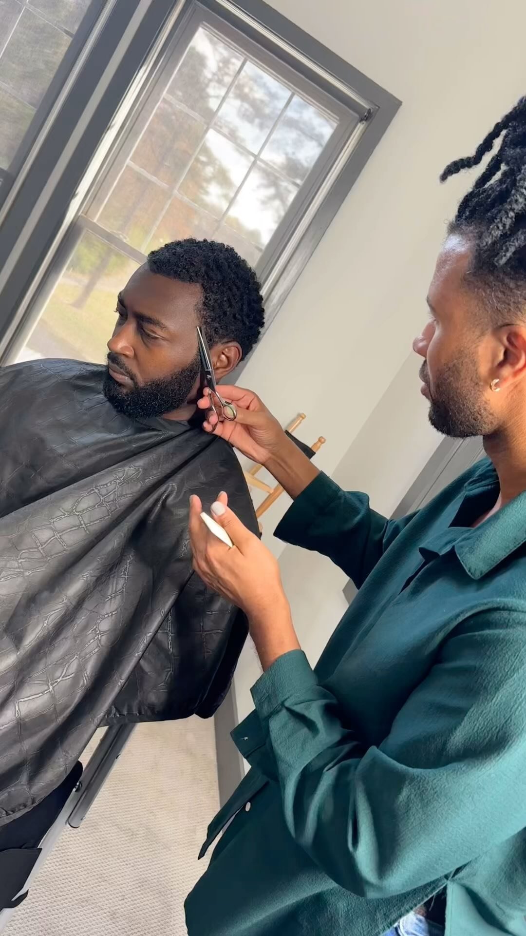 It all in the DetailsβοΈ
#setlife #behindthescenes #hairstyling #freelance #hair #menandwomen
