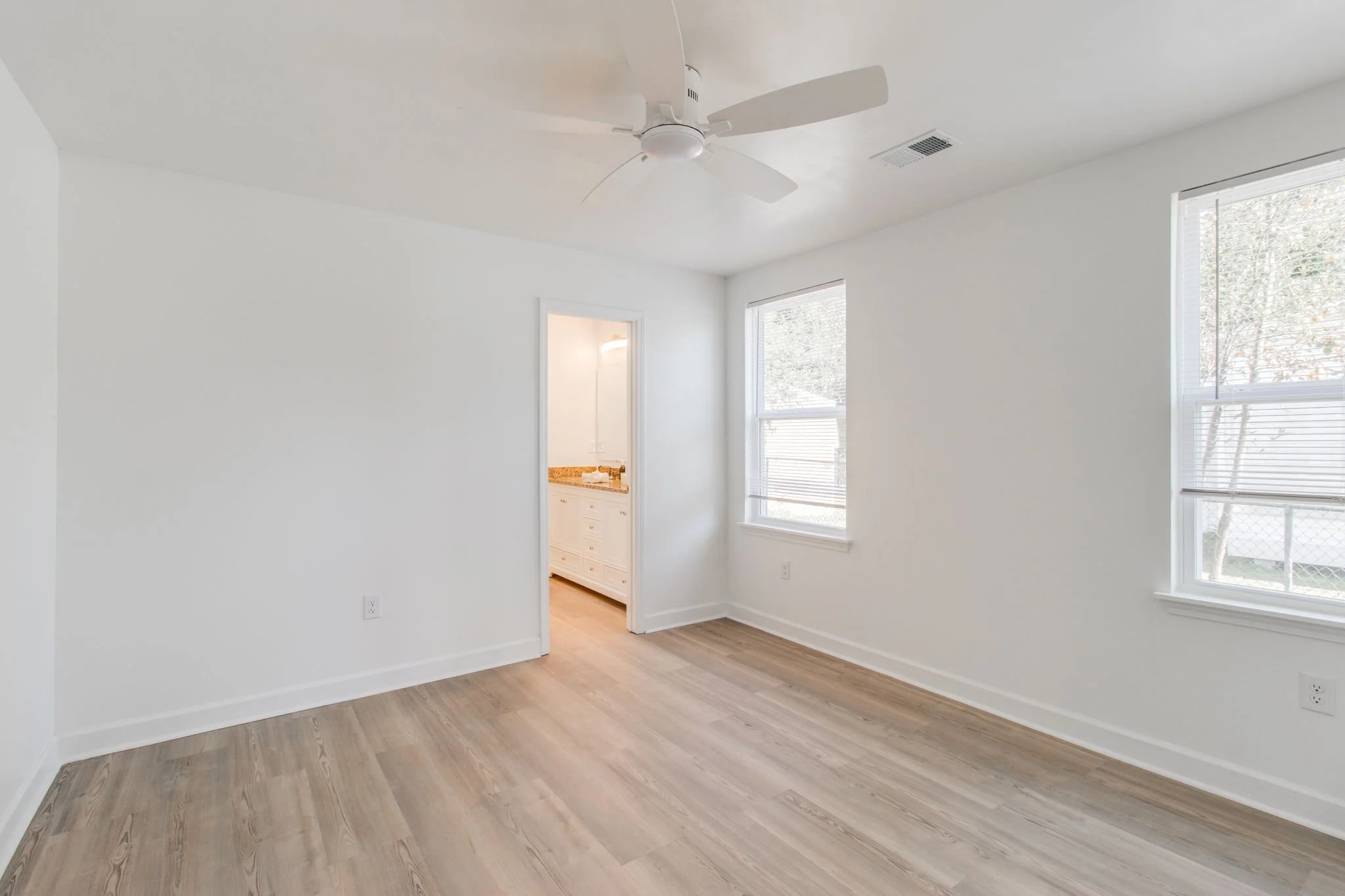 16-web-or-mls-2025 11 24 - 533 Dingle St - Sumter-14.jpg