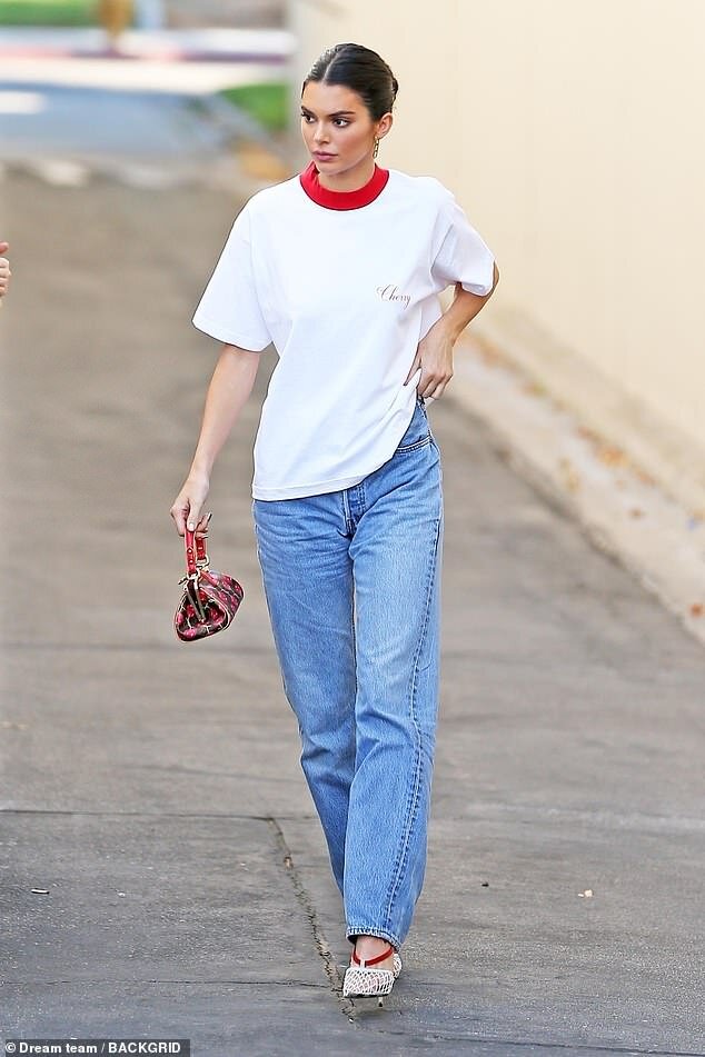 Style an Oversized T-Shirt Like a Celeb ...