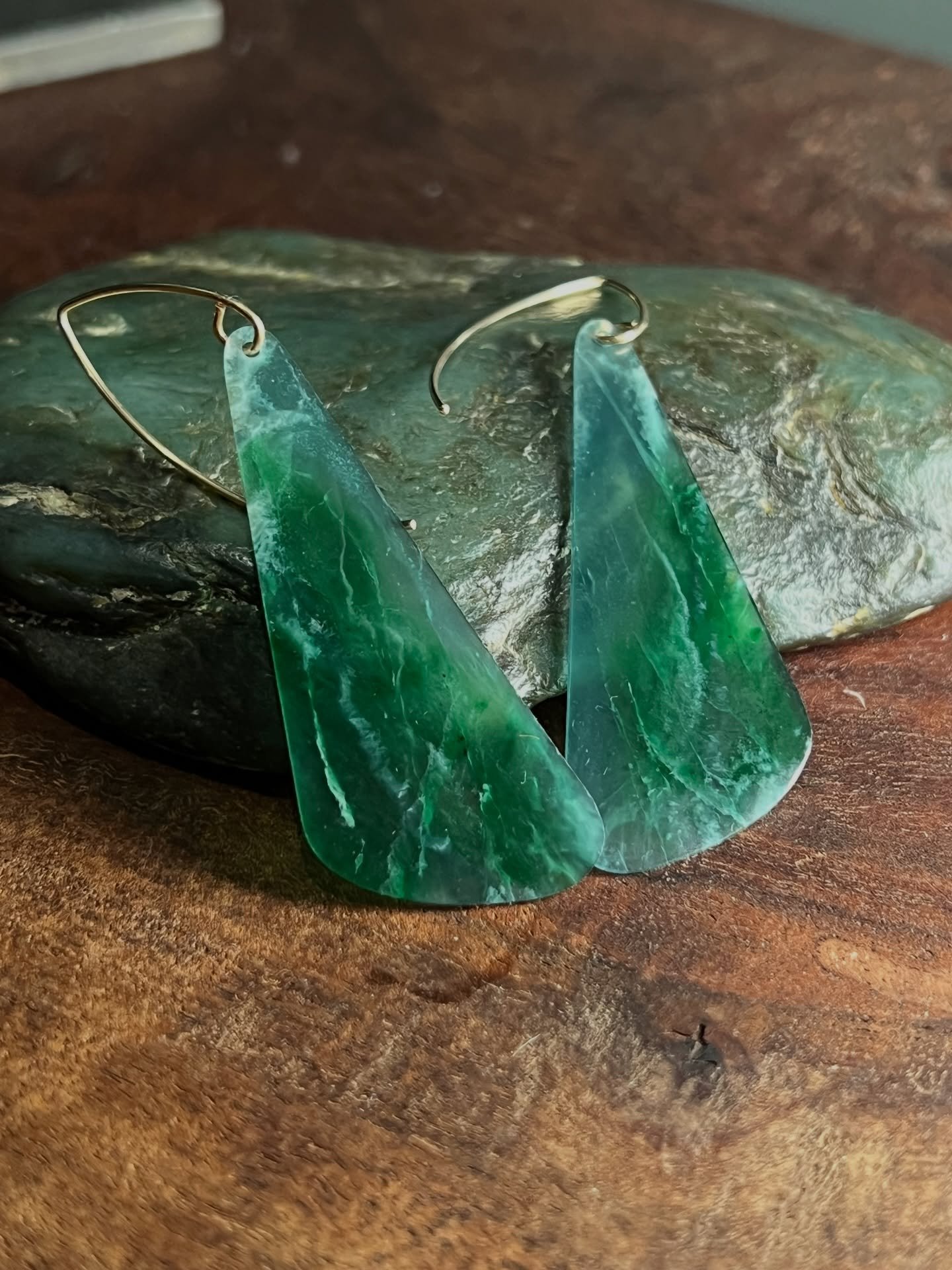 Now available on my Etsy 🌿

A new batch of hand cut jade earrings featuring both Guatemalan jadeite and Wyoming jade, each pair showing its own natural colors, translucency, and patterns shaped by the stone itself.

Set on 14k goldfill hooks and mad
