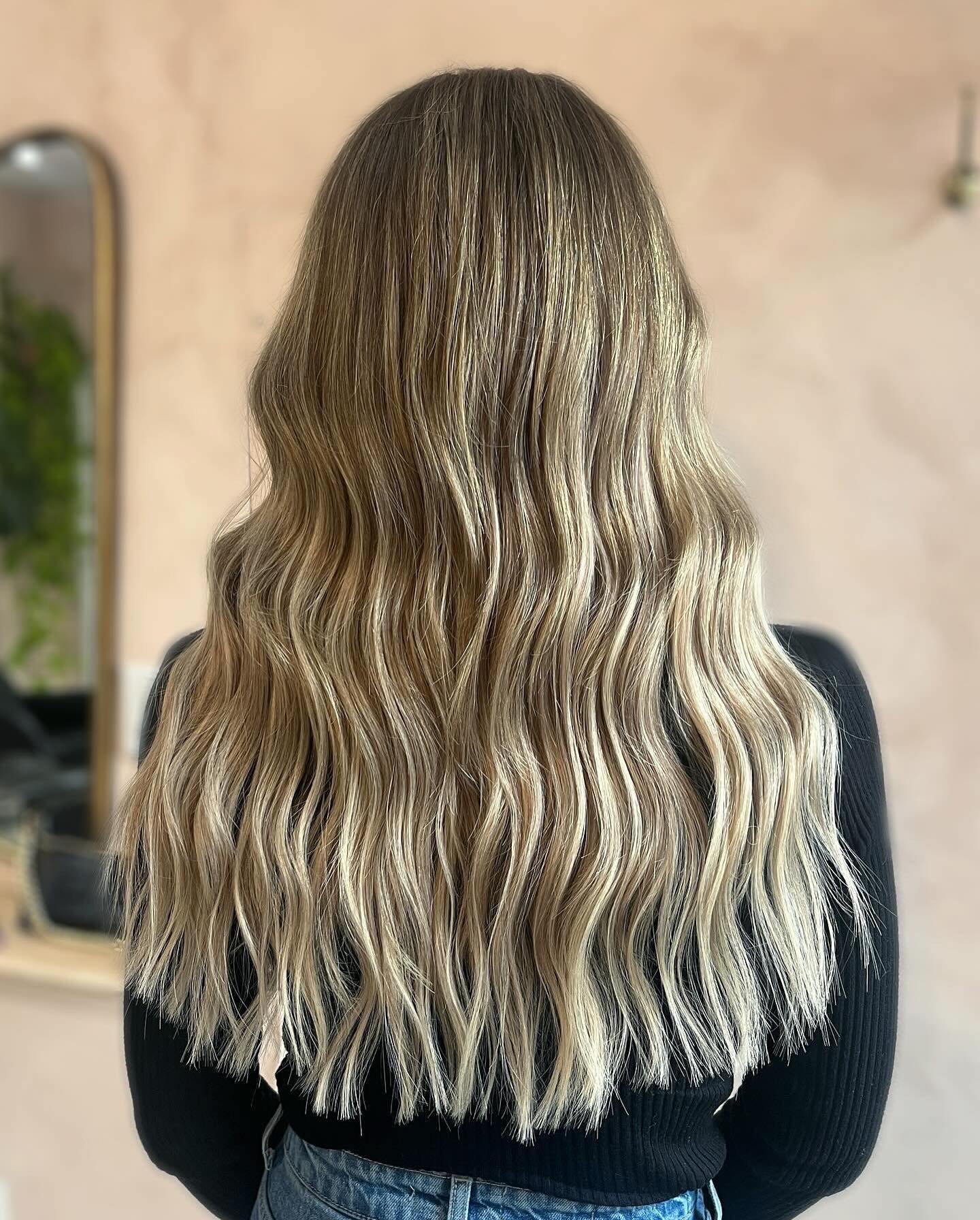🧚2 rows of @invisiblebeadextensions for length and volume!

✨Interested in luxury hair extensions? Book a consultation and check out our website to learn more!