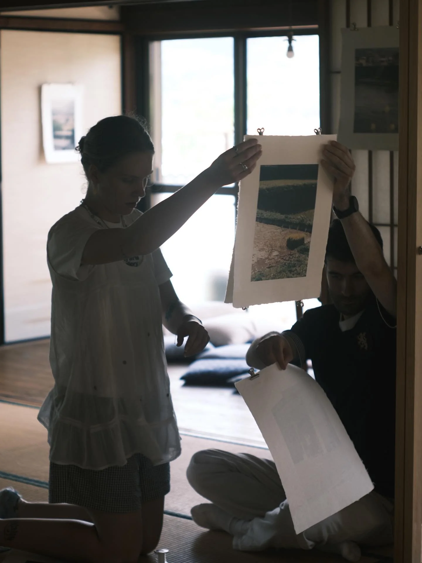 「野村写真展　わたしの見た野村」

絶賛準備中です！

6/28、29の2日間　11:00-17:00

あさこちゃんの撮った野村、写真を展示します。
カフェのご利用も可能です☕️
@ao.tabel 

今日は新スタッフのベス、チャーリーとななみんで展示準備を。

あーでもない、こーでもない、とみんなで準備する姿がなんだか楽しそうでした。

#entohouse #愛媛のカフェ #週末のイベント #写真展 #間借りカフェ #フリアコ募集