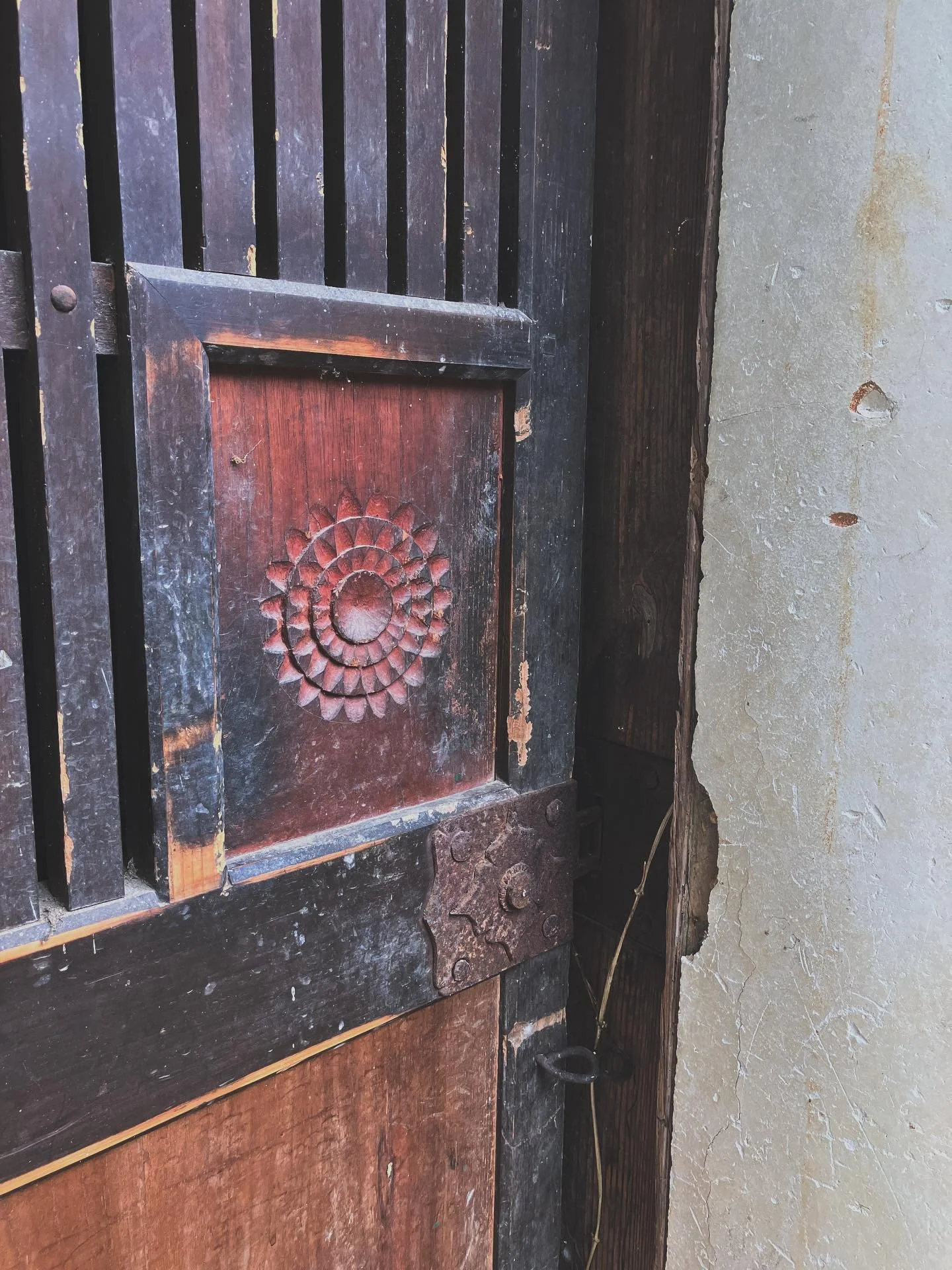 田舎に住んでいて、わたしが心躍る瞬間のひとつが「ふるいもの」に巡り逢うこと

entohouseにもたくさん使っている、古い家具ですが、日々いろんなところで出逢えるんですよね&hellip;

このまえは友達のおうちの蔵の入り口が素敵すぎて、ふと写真を撮りました。

今は見ない、こんなデザインに心躍ります🌼

いろんなひとにこの良さをシェアしていけると嬉しいなあ

#entohouse #アンティーク家具 #古いものがある暮らし