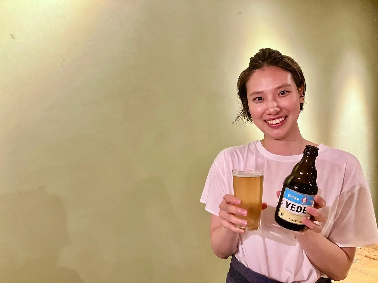 8月はVedettでさわやかに乾杯！！！！

本格的な夏を全身で感じる日々ですね。

entohouseにはひそかに新スタッフをお迎えしていたんです！

これまでの住み込みスタッフさん達には、みんな記事を書いてもらっているのですが・・・

7月半ばから滞在中のMOEKOちゃんはちっとも記事を書いてくれません・・・なんででしょうか！！！

仕方ないので店主がMOEKOちゃんになりきって書きました・・・

みなさん、初めまして　神奈川県から住み込みでお手伝いにきたMOEKOです☺

今日は裏の畑の草