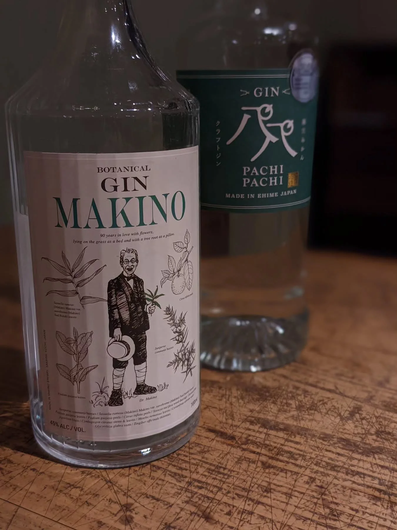 こんばんは！ヘルパースタッフのアールです！

entohouseオーナーはラムバーのバーテンダー🍹
ラム・ジン・ウイスキー&hellip;選りすぐりのお酒をリーズナブルに楽しめます！

そして今回は、酒好きアールからのご報告。
「人生初！バーカウンターに立ちました✨」
飲ませてもらったお酒の紹介をします！（第一弾）

【四国のクラフトジン飲み比べ】
🍊愛媛「八八（ぱちぱち）」@hanahimesakura
みかんのやさしい甘さに癒やされる。ソーダ割りでもほんのり甘く、そっと寄り添ってくれる安