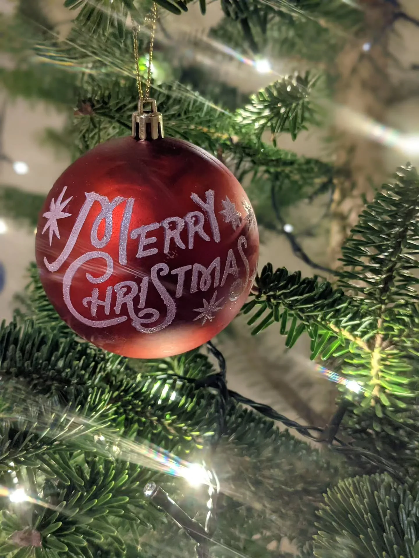 ようやくクリスマスツリーを飾りました！

店主にとって、一年でいちばん好きなイベントはChristmas ！

皆さんにとってクリスマスはどんなイベントですか。

店主のレイナにとってクリスマスは家族と過ごした思い出がたくさんある日。

毎年24日の夜は家族でクリスマスの映画をみて、25日の朝にはツリーの下に、プレゼントがいっぱいに。お互いに贈りあったプレゼントを開けながら昼まで過ごし、夜は家族で夕食を食べました。

だからクリスマスツリーは私にとって大切な存在！

entohouseでは毎年ツ