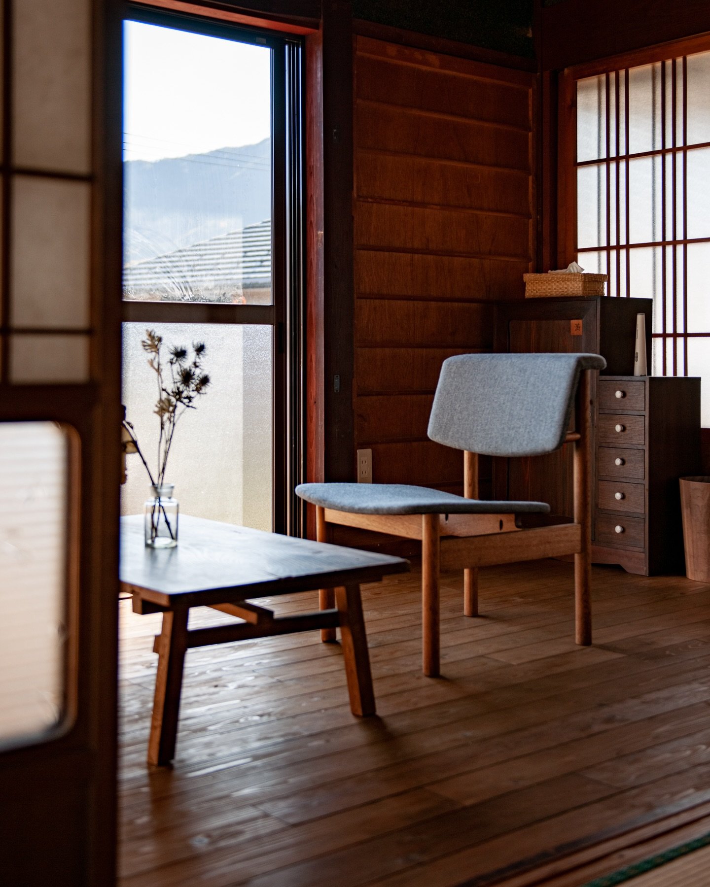 年の瀬を感じている野村町です。
餅つきの季節なので、ここ数日でたくさんお餅をいただきました。ありがとうございます🌱

数日前は雪が降りました。暖かいと思ったら急に冷えたり&hellip;まあこれも楽しむしかないでしょう。

さて年末ということで帰省のお客さんが多いのですが、12月30日にバーの予約をいただいたのでオープンします。もし行きたいなと思っていただいてるお客様がいれば、ご連絡いただくと嬉しいです！（空席が少ないかもしれないので）

帰省したらentohouseで飲もう、と毎年寄ってもら