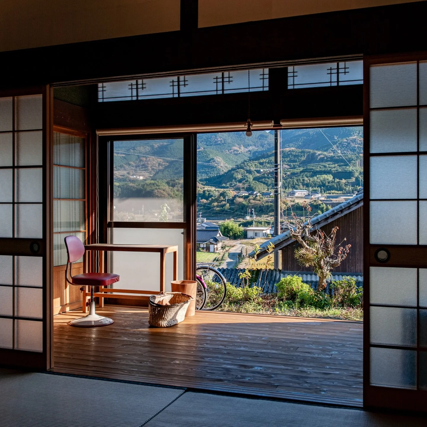 一棟貸しのお部屋、冬ねらい目です！

entohouseの一番人気はなんといっても一棟貸しの「母屋」。お部屋にしっかりしたキッチンがあるので、みんなでワイワイ持ち込みごはんや飲み物で宴会ができるのも魅力の一つです。

近隣地域の方と、帰省のおともだちと一緒に宴会・・・なんていうのもentohouseでは人気のスタイル🍲

野村町にはオードブル（大皿のお料理）をお得にご用意してくれるお店もたくさんあるので、野村町のお店に超詳しいentohouse店主が、予算に合わせておいしいお料理の段取りもお手