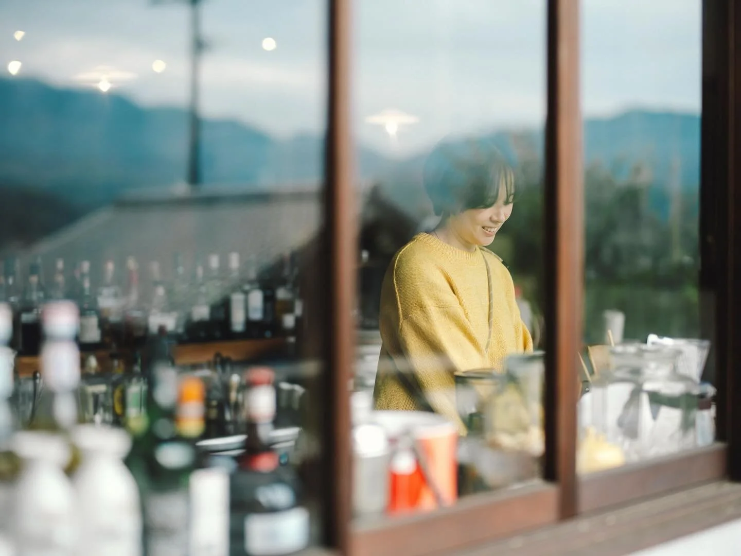 西予市の宝ものシリーズ（ひと編）
🙋アールは19日間のentohouseでのお手伝いが終了しました！ゲストハウスとバーに来てくださったみなさん、本当にありがとうございました✨

初めてのフリアコ。
野村での暮らしは〚観光以上・移住未満〛のちょうどいいところどり。たくさんの出会いと学びがありました。

改めて、オーナーのレイナさんをご紹介します🍸
「どんな人がやってる宿なの？」って気になる方、多いですよね。アール目線で見たレイナさんの一部をまとめてみました。

⑴姉御肌！仕事は簡潔＆わかりやす