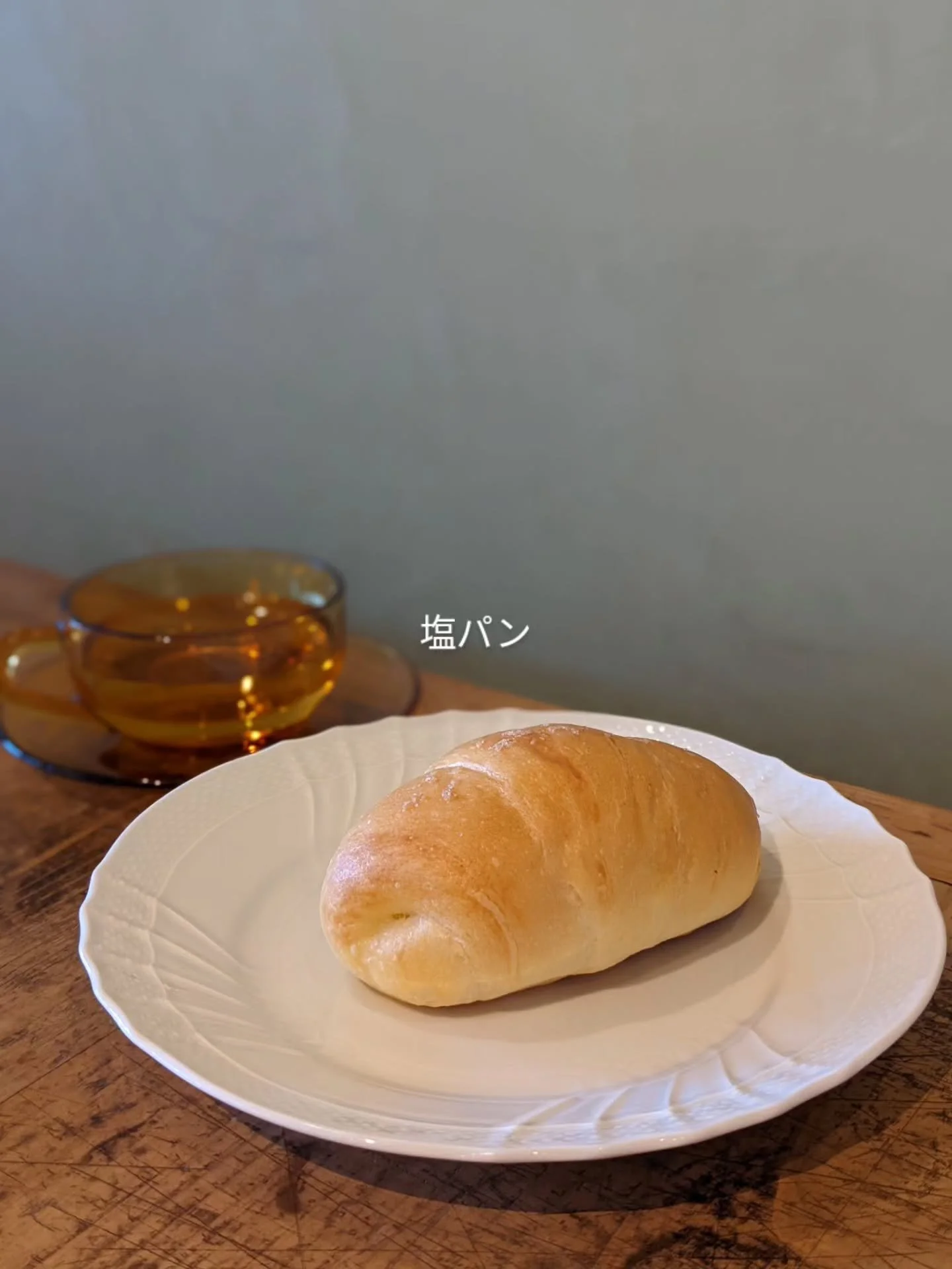 こんにちは！
entohouseに職場体験に来ている中学生3人組、雪だるま、アマゾン、ニワトリです！

今回は、野村町にあるパン屋さんノーブル（ @noble.bakery ）をご紹介します。

ノーブルは1990年創業のパン屋さん。商品の種類が豊富でチーズケーキやオムライスなども販売されています。そこで私たちのおすすめをそれぞれ、紹介しちゃいまーす🍞

ゆきだるま⛄️のおすすめは、
「塩パン」です！
なんと、お店の人気No.1メニューなんです。ちょうど良い塩加減と中のバターが相性抜群です！カ