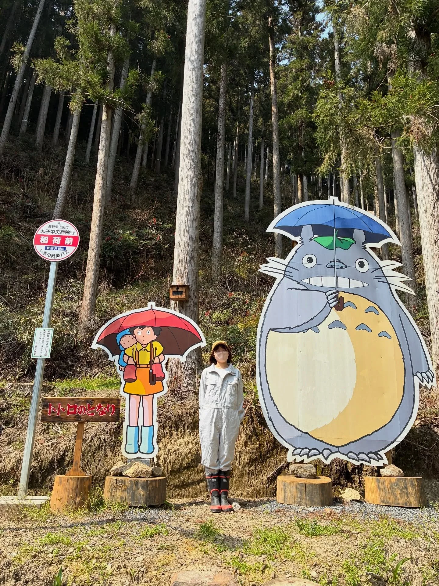 こんにちは！ヘルパースタッフのsakiです。

先日、野村町で狩猟体験に行ってきました🐗
（もともと狩猟に興味があり、entohouseに来ようと思ったきっかけはInstagramの狩猟の投稿からでした！）

はじめに、室内で狩猟のことを学ぶ座学の時間。
そのあと、くくりわなの仕組みを教わって、野村の山を巡りました。

仕掛けてあるわなを見に行きながら、動物の足跡など、そこに居た痕跡を頼りに、どこを動物が通るのか、どんな場所に仕掛けるのかを教えていただきました。

最後に、自分たちでもわなをひ