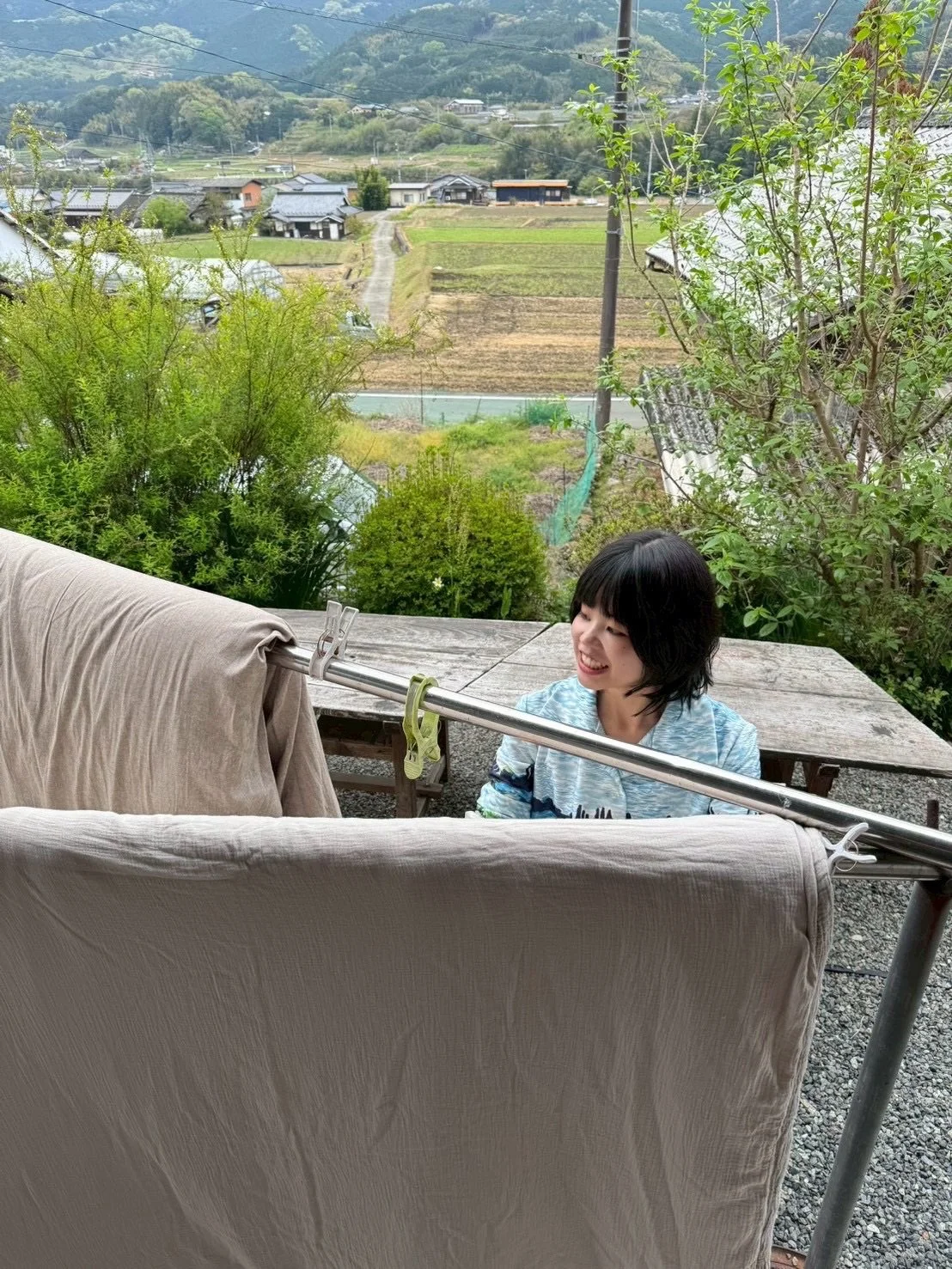 はじめまして！
4/10から1ヶ月間、ヘルパーとしてお世話になります、あゆなすです🌼

埼玉県で生まれ育ちました。
新卒から2年間勤めていたテレビ番組のADを辞め、去年の7月から日本各地を一人旅しています。

有名な観光地を巡るよりも、地元の人に愛されるお店や、古くから伝わるお祭りや踊り、工芸に触れること。
知らない土地に馴染んで、その土地の人と関わることが好きです。

最初は1〜2週間旅をして埼玉に帰る、を繰り返していましたが、だんだん一つの場所に長く滞在して、暮らしに馴染みながら、その土地