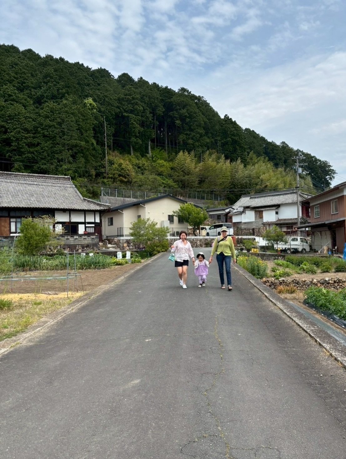 こんにちは！ゴールデンウィークのみの短期で、ヘルパーとして来ました、フーミンです🌿

新しい場所や人との出会いが好きで、entohouseに来ました。大学時代の学部の同窓会で出会った先輩に教えてもらい、ご縁があってたどり着いた場所です☺️

普段はゲストの方とお話ししたり、お掃除をしたりしながら、毎日いろんな出会いを楽しんでいます✨

海外からのお客さんも多く、文化を教えてもらったり、野村や日本の魅力をお伝えできることにやりがいを感じています🌏

草刈りで全身汗をかいたり、体を動かす日々の中
