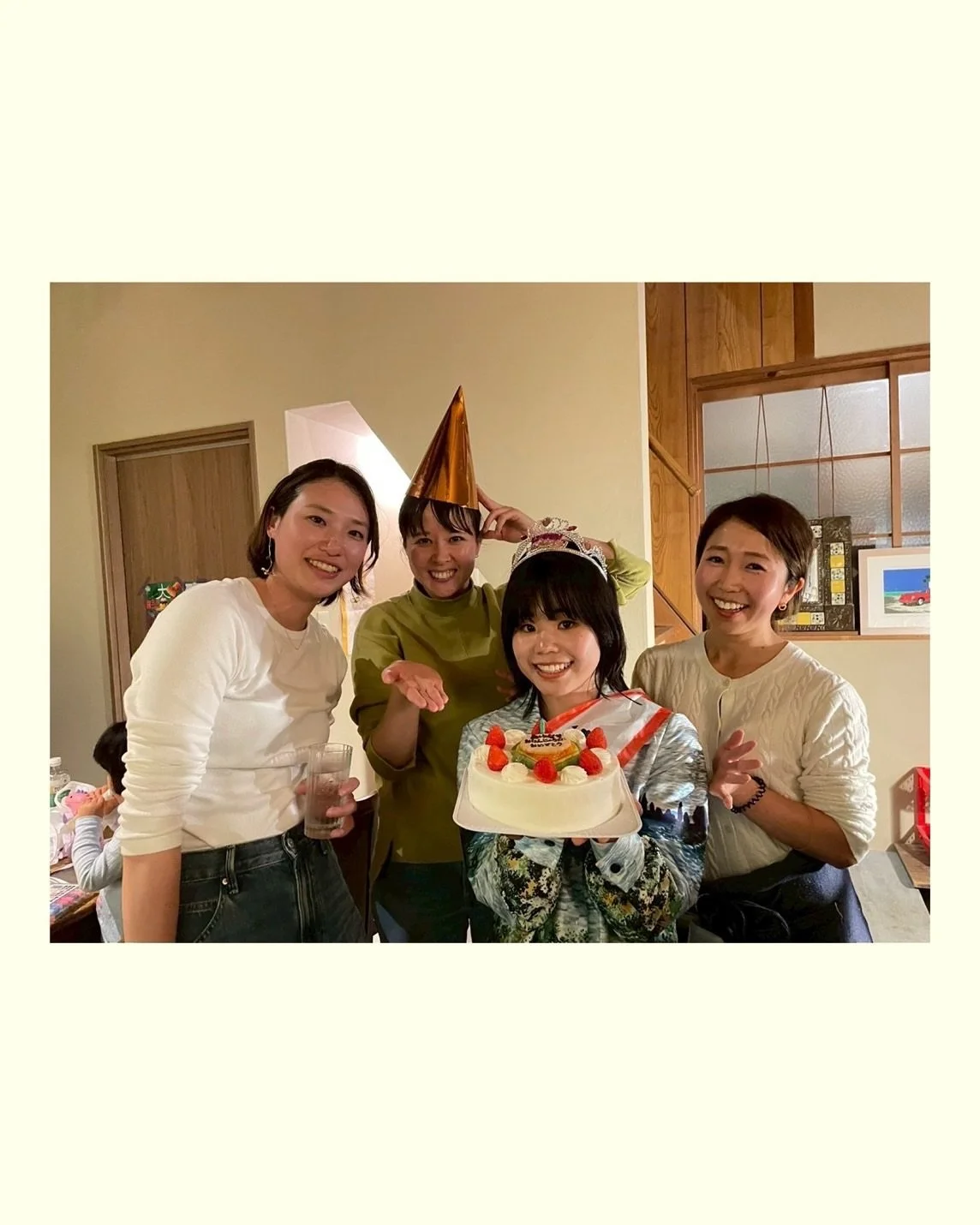 こんにちは！entohouseのヘルパーのあゆなすです🍆

私ごとですが、先日誕生日を迎えました🌼
そしてその日に、entohouseに来てから初めてのBAR営業を開いていただきました！

急遽だったにも関わらず、たくさんの方が来てくださって&hellip;♨️
宿泊のお客さんはもちろん、野村の方々、さらに以前ヘルパーをしていた香川のゲストハウス（BABANOBA）の常連さんまで来てくれて！

その人たちが一緒に会話して、楽しそうに過ごしている光景が本当に嬉しくて、印象的でした。

野村の人
