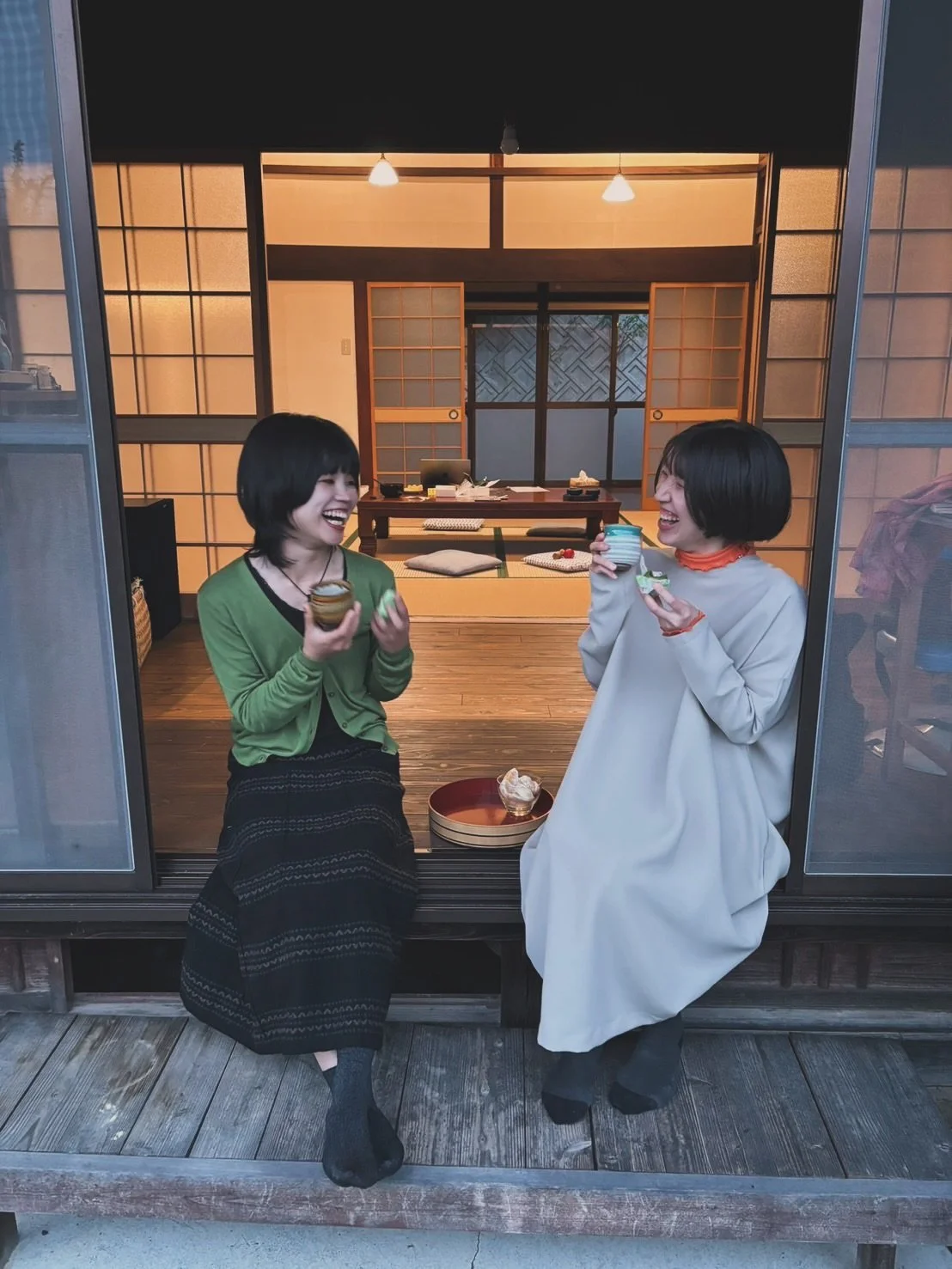 こんにちは！entohouseのヘルパーのあゆなすです🍆

この前、お友達が東京からentohouseに遊びに来てくれました✨
まずは内子町でランチをして、道の駅で翌日の朝ごはんを調達。そのあと宇和町の&ldquo;わらマンモス&rdquo;を見に行きentohouseの母屋でのんびり休憩、夜は居酒屋へ。

わらマンモス、想像以上の迫力でめちゃくちゃテンション上がった！！
周りの自然の豊かさも相まって、すごく気持ちのいい景色でした🌼

夜は、entohouseから徒歩15分ほどの「御食事処 