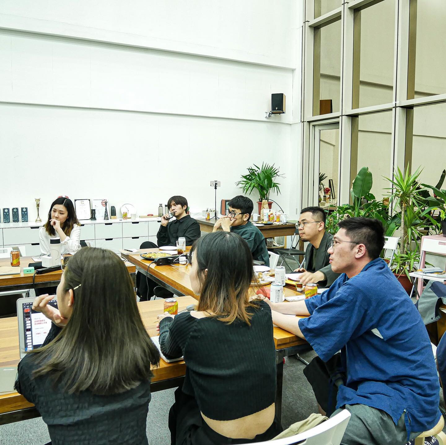 The Rebranding Lab 最終發表日在上週五圓滿完成，我們邀請了數位知名設計師一同參與指教。感謝  @tinganho.info @sung_cheng_jie @tien0331 @fangyenwen 蒞臨參與！
作品與網站即將推出🍾️🍾️🍾️